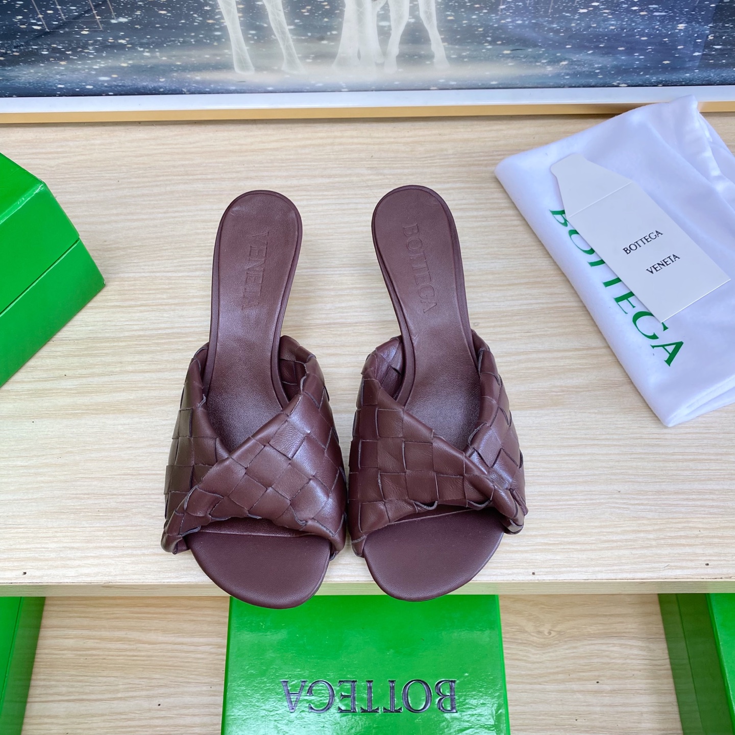 NO:407602,.6.5 heels BV Blink series slippers 15mm level woven single shoes genuine leather hand-woven Angora wine-red knitting This classic model is simply the latest bv ceiling. Two-color color versatile. Simple piece of leather 15mm pull strips. Hand-woven. High-end comfort. High-quality calfskin. Floor-up sheepskin inner comfortable and high-end. The sole is made of Italian leather outsole & injection rubber technology. Light dyeing technology. Benchmarked. The original packaging. The shoe bag uses glue logo technology. The highest end of the market. The toe is made of hot melt glue. The toe is fixed. The heel is easy to rebound and does not deform. The upper line is made of Italian computer needle truck. The workmanship is fine. The original packaging is treated with customers sincerely. 35 36 37 38 39 40 41 42 43 (40 41  42 43 Customized), slippers, bottega veneta, slippers, cowhide, sheepskin, Leather soles19860909.6.5跟 BV Blink 系列拖鞋 15 毫米级 编织单鞋 真皮手工编织  安哥拉酒红色编织 这款经典款 简直bv最新天花板啦 双色彩色百搭 简约一块皮15毫米抽条  手工编织而成 高档舒适 面料选用优质小牛皮 垫脚羊皮内里舒适高端 大底选用意大利真皮大底&注塑橡胶工艺 运用轻染工艺 对标对版 选用原版包装 鞋子布袋采用印胶logo工艺 市场最高端 采用热熔胶定型鞋头 后跟 易回弹不变形  鞋面车线选用意大利电脑针车 做工精细 选用原版包装 真心对待客人 35 36 37 38 39 40 41 42 43（40 41 42 43 定制）,拖鞋,bottega veneta,slippers,cowhide,sheepskin,Leather soles,Women's Shoes