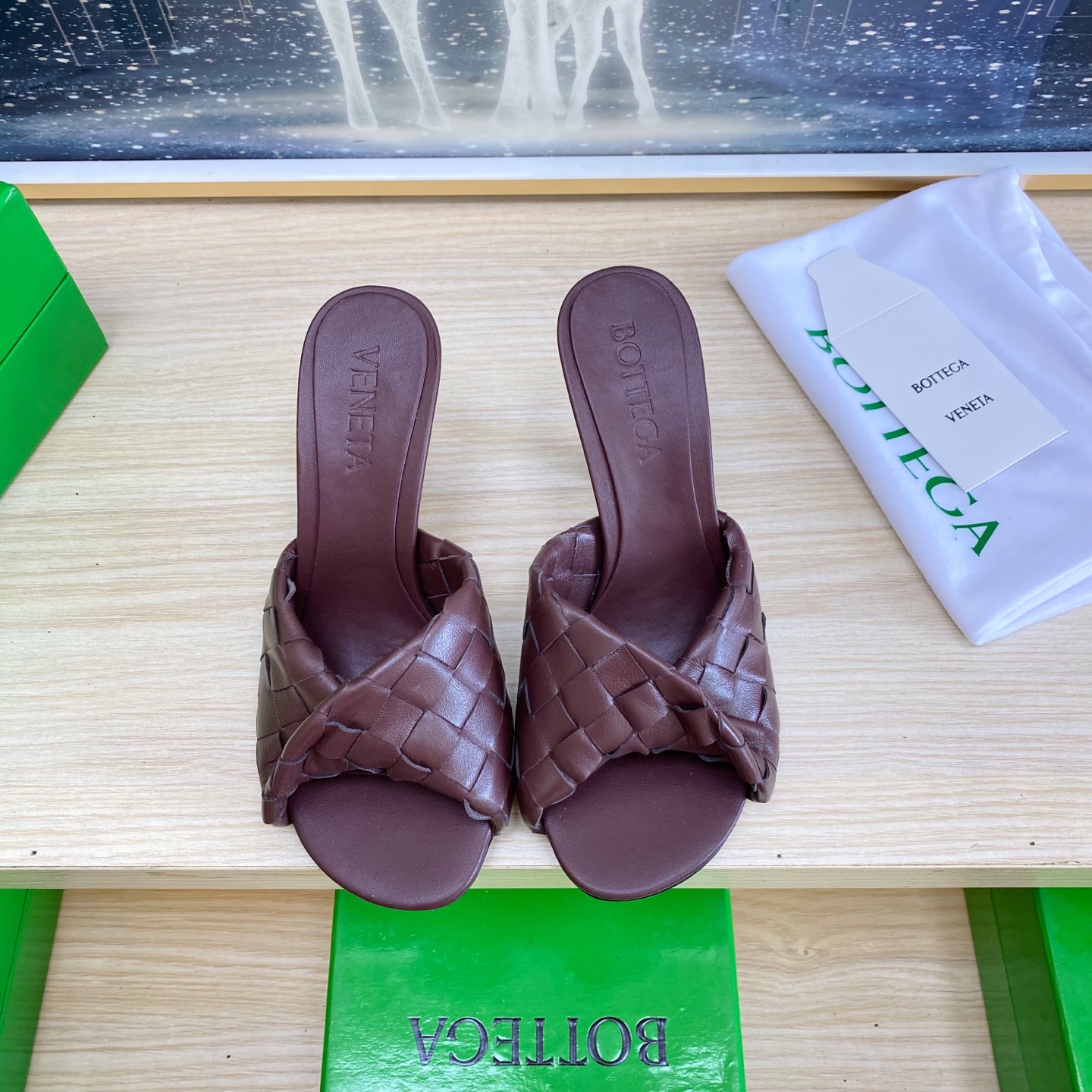 NO:407605,.8.5 heels BV Blink series slippers 15mm level woven single shoes genuine leather hand-woven Angora wine-red knitting This classic model is simply the latest bv ceiling. Two-color color versatile. Simple piece of leather 15mm pull strips. Hand-woven. High-end comfort. High-quality calfskin. Floor-up sheepskin inner comfortable and high-end. The sole is made of Italian leather outsole & injection rubber technology. Light dyeing technology. Benchmarked. The original packaging. The shoe bag uses glue logo technology. The highest end of the market. The toe is made of hot melt glue. The toe is fixed. The heel is easy to rebound and does not deform. The upper line is made of Italian computer needle truck. The workmanship is fine. The original packaging is treated with customers sincerely. 35 36 37 38 39 40 41 42 43 (40 41  42 43 Customized), slippers, bottega veneta, slippers, cowhide, sheepskin, Leather soles19860909.8.5跟 BV Blink 系列拖鞋 15 毫米级 编织单鞋 真皮手工编织  安哥拉酒红色编织 这款经典款 简直bv最新天花板啦 双色彩色百搭 简约一块皮15毫米抽条  手工编织而成 高档舒适 面料选用优质小牛皮 垫脚羊皮内里舒适高端 大底选用意大利真皮大底&注塑橡胶工艺 运用轻染工艺 对标对版 选用原版包装 鞋子布袋采用印胶logo工艺 市场最高端 采用热熔胶定型鞋头 后跟 易回弹不变形  鞋面车线选用意大利电脑针车 做工精细 选用原版包装 真心对待客人 35 36 37 38 39 40 41 42 43（40 41 42 43 定制）,拖鞋,bottega veneta,slippers,cowhide,sheepskin,Leather soles,Women's Shoes