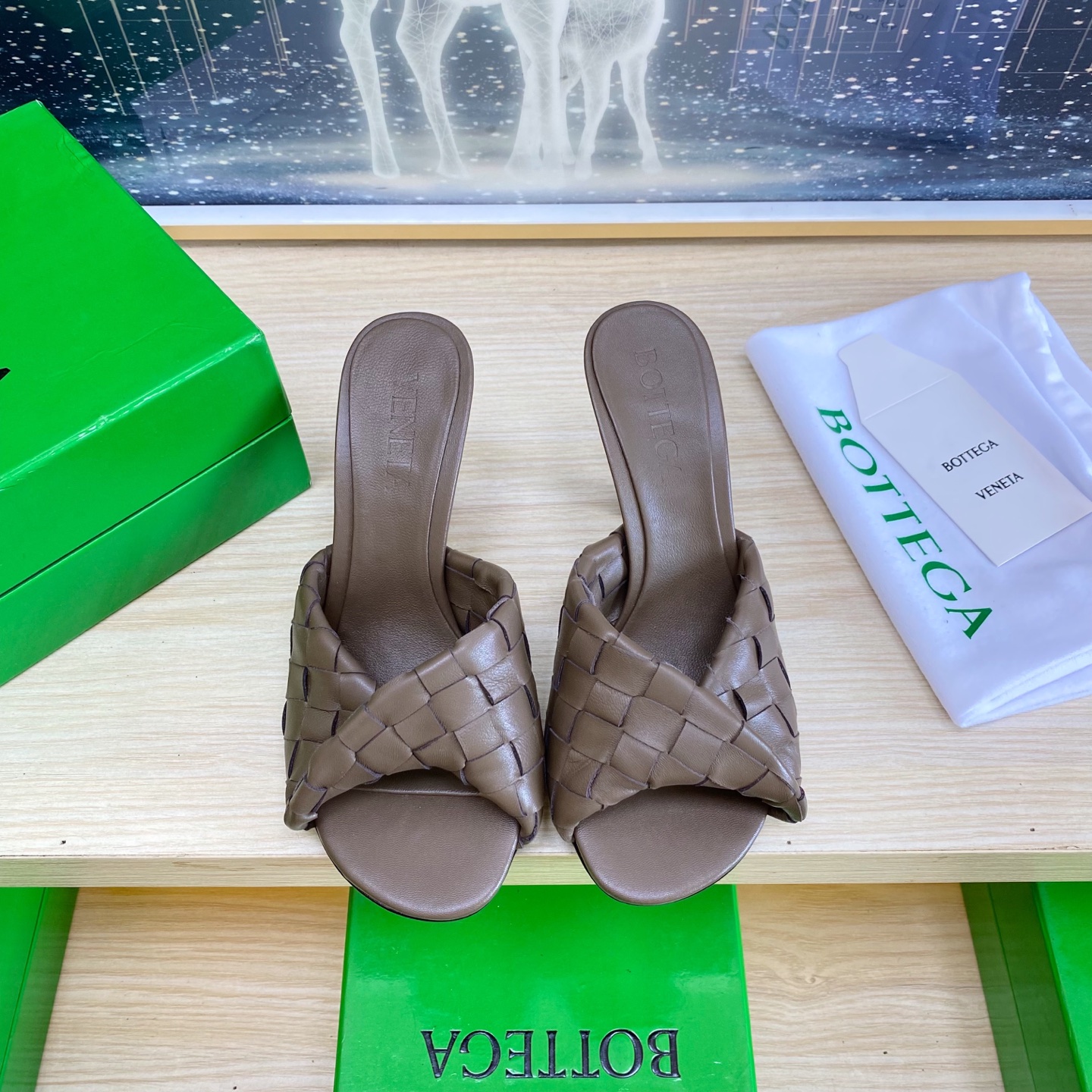 NO:407614,.8.5 heels BV Blink series slippers 15mm level woven single shoes genuine leather hand-woven deep khaki weaving This classic model is simply the latest bv ceiling. Two-color color versatile. Simple piece of leather 15mm pull strips. Hand-woven. High-end comfort. High-quality calfskin. Floor-up sheepskin inner comfortable and high-end. The sole is made of Italian leather outsole & injection rubber technology. Light dyeing technology. Benchmarked. The original packaging. The shoe bag uses glue logo technology. The highest end of the market. The toe is fixed with hot melt adhesive. The heel is easy to rebound and does not deform. The upper line is made of Italian computer needle truck. The workmanship is fine. The original packaging treats customers sincerely. 35 36 37 38 39 40 41 42 43 (40 41 42  43 Customized), Slippers, Bottega Veneta, Slippers, Cowhide, Sheepskin, Leather soles19860909.8.5跟 BV Blink 系列拖鞋 15 毫米级 编织单鞋 真皮手工编织  深卡其色编织 这款经典款 简直bv最新天花板啦 双色彩色百搭 简约一块皮15毫米抽条  手工编织而成 高档舒适 面料选用优质小牛皮 垫脚羊皮内里舒适高端 大底选用意大利真皮大底&注塑橡胶工艺 运用轻染工艺 对标对版 选用原版包装 鞋子布袋采用印胶logo工艺 市场最高端 采用热熔胶定型鞋头 后跟 易回弹不变形  鞋面车线选用意大利电脑针车 做工精细 选用原版包装 真心对待客人 35 36 37 38 39 40 41 42 43（40 41 42 43 定制）,拖鞋,bottega veneta,slippers,cowhide,sheepskin,Leather soles,Women's Shoes