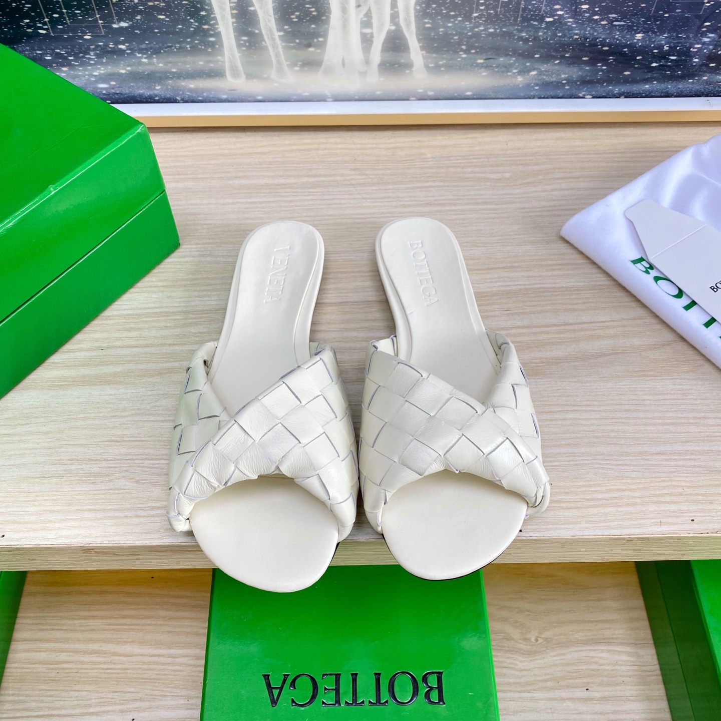 NO:407617,. Flat-soled series BV Blink series slippers 15mm level woven single shoes genuine leather hand-woven sea salt white weaving This classic model is simply the latest bv ceiling. Two-color color versatile. Simple piece of leather 15mm pull strips. Hand-woven. High-end comfort. High-quality calfskin. Floating sheepskin inner comfortable and high-end. The sole is made of Italian leather outsole & injection rubber technology. Light dyeing technology. Benchmarked. The original packaging. The shoe bag uses glue logo technology. The highest end of the market. The toe is fixed with hot melt glue. The heel is easy to rebound and does not deform. The upper line is made of Italian computer needle truck. The workmanship is fine. The original packaging is treated with customers sincerely. 35 36 37 38 39 40 41 42 43 (40 41 42  43 Customized), Slippers, Bottega Veneta, Slippers, Cowhide, Sheepskin, Leather soles19860909.平底系列 BV Blink 系列拖鞋 15 毫米级 编织单鞋 真皮手工编织  海盐白编织 这款经典款 简直bv最新天花板啦 双色彩色百搭 简约一块皮15毫米抽条  手工编织而成 高档舒适 面料选用优质小牛皮 垫脚羊皮内里舒适高端 大底选用意大利真皮大底&注塑橡胶工艺 运用轻染工艺 对标对版 选用原版包装 鞋子布袋采用印胶logo工艺 市场最高端 采用热熔胶定型鞋头 后跟 易回弹不变形  鞋面车线选用意大利电脑针车 做工精细 选用原版包装 真心对待客人 35 36 37 38 39 40 41 42 43（40 41 42 43 定制）,拖鞋,bottega veneta,slippers,cowhide,sheepskin,Leather soles,Women's Shoes