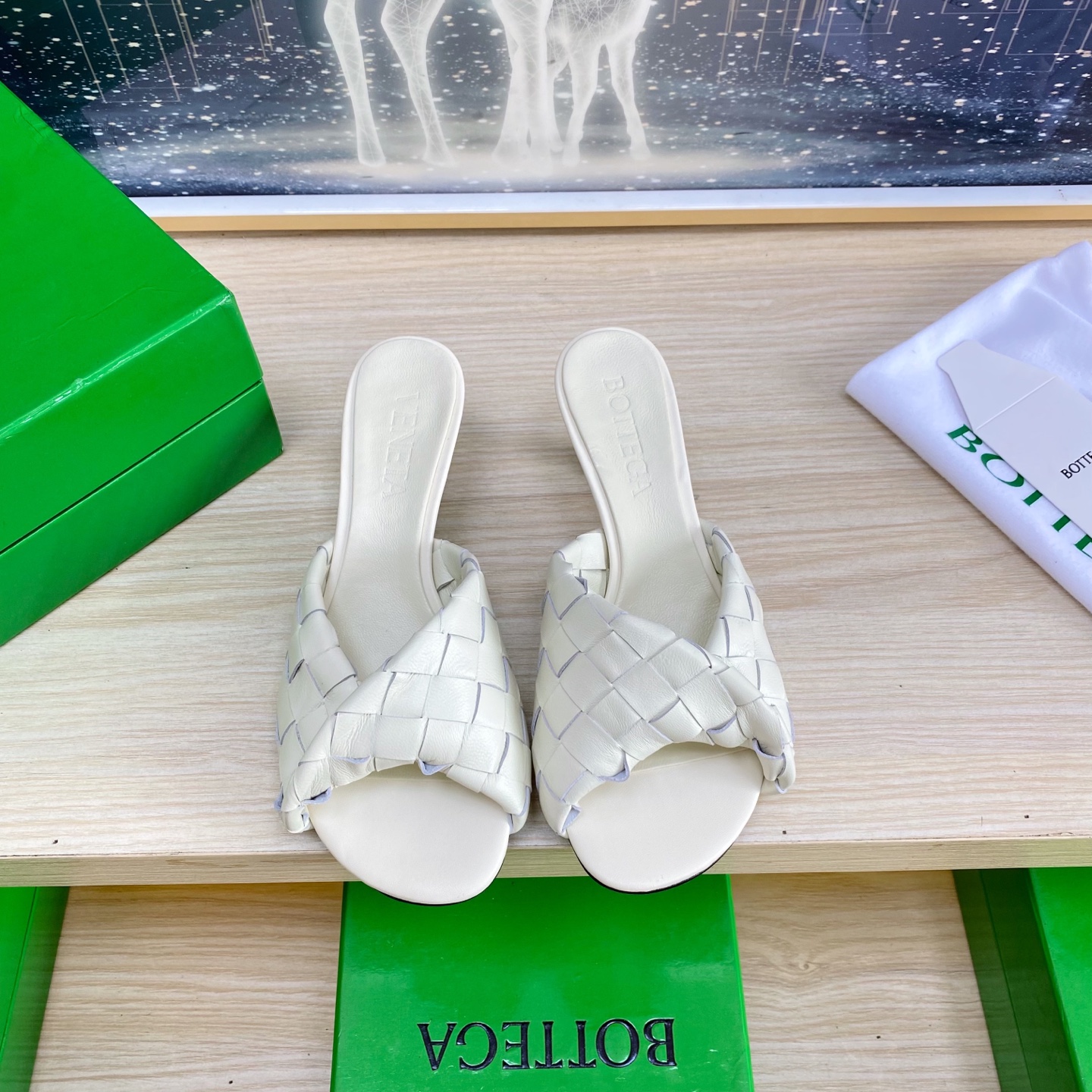 NO:407591,.6.5 heels BV Blink series slippers 15 mm level woven single shoes genuine leather hand-woven sea salt white weaving This classic model is simply the latest bv ceiling. Two-color color versatile. Simple piece of leather 15 mm pull strips. Hand-woven. High-end comfort. High-quality calfskin. Floor-up sheepskin inner comfortable and high-end. The sole is made of Italian leather outsole & injection rubber technology. Light dyeing technology. Benchmarked. The original packaging. The shoe bag uses glue logo technology. The highest end of the market. The toe is fixed with hot melt glue. The heel is easy to rebound and does not deform. The upper line is made of Italian computer needle truck. The workmanship is fine. The original packaging treats customers sincerely. 35 36 37 38 39 40 41 42 43 (40 41 42  43 Customized), Slippers, Bottega Veneta, Slippers, Cowhide, Sheepskin, Leather soles19860909.6.5跟 BV Blink 系列拖鞋 15 毫米级 编织单鞋 真皮手工编织  海盐白编织 这款经典款 简直bv最新天花板啦 双色彩色百搭 简约一块皮15毫米抽条  手工编织而成 高档舒适 面料选用优质小牛皮 垫脚羊皮内里舒适高端 大底选用意大利真皮大底&注塑橡胶工艺 运用轻染工艺 对标对版 选用原版包装 鞋子布袋采用印胶logo工艺 市场最高端 采用热熔胶定型鞋头 后跟 易回弹不变形  鞋面车线选用意大利电脑针车 做工精细 选用原版包装 真心对待客人 35 36 37 38 39 40 41 42 43（40 41 42 43 定制）,拖鞋,bottega veneta,slippers,cowhide,sheepskin,Leather soles,Women's Shoes