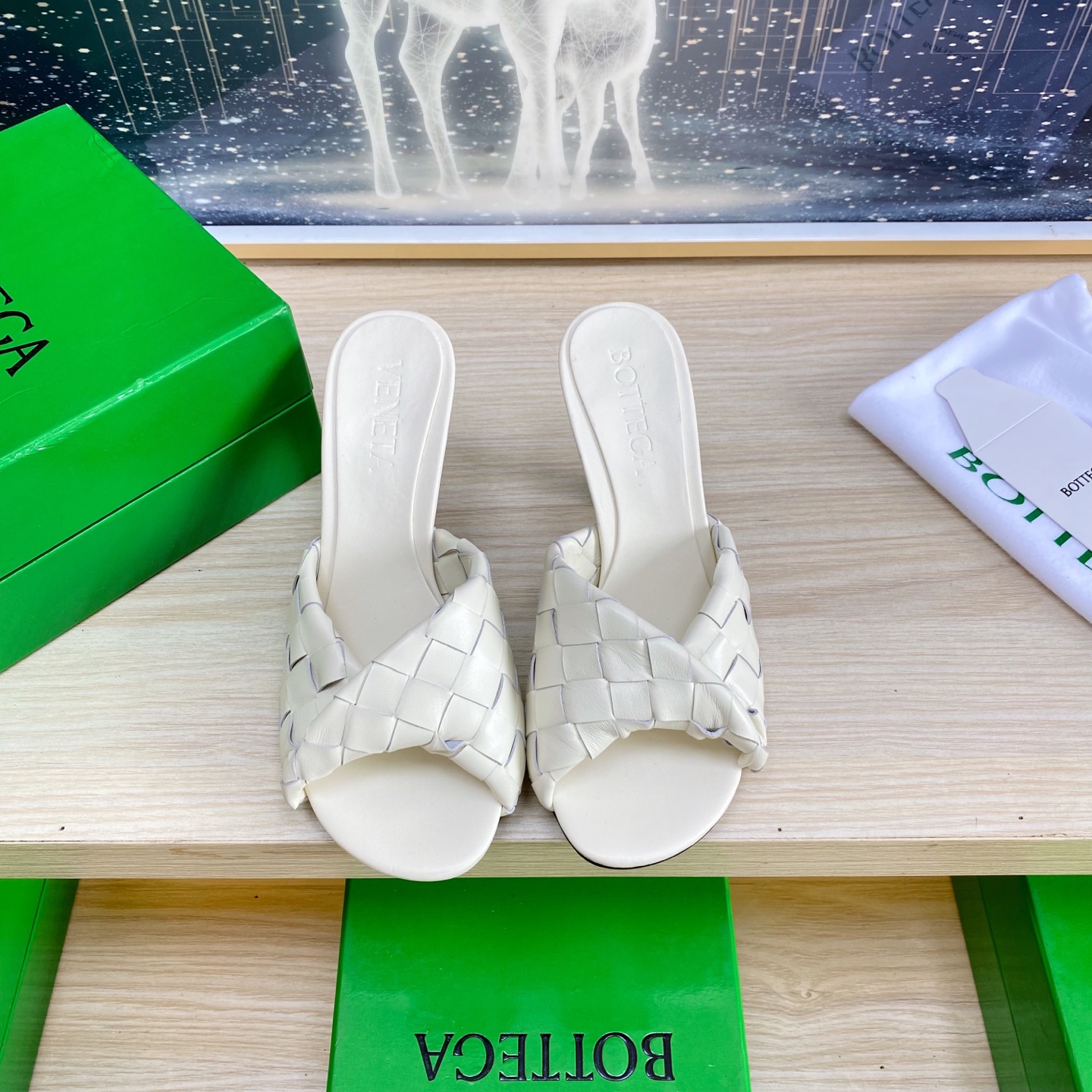 NO:407594,.8.5 heels BV Blink series slippers 15mm level woven single shoes genuine leather hand-woven sea salt white weaving This classic model is simply the latest bv ceiling. Two-color color versatile. Simple piece of leather 15mm pull strips. Hand-woven. High-end comfort. High-quality calfskin. Floor-up sheepskin inner comfortable and high-end. The sole is made of Italian leather outsole & injection rubber technology. Light dyeing technology. Benchmarked. The original packaging. The shoe bag uses glue logo technology. The highest end of the market. The toe is fixed with hot melt glue. The heel is easy to rebound and does not deform. The upper line is made of Italian computer needle truck. The workmanship is fine. The original packaging treats customers sincerely. 35 36 37 38 39 40 41 42 43 (40 41 42  43 Customized), Slippers, Bottega Veneta, Slippers, Cowhide, Sheepskin, Leather soles19860909.8.5跟 BV Blink 系列拖鞋 15 毫米级 编织单鞋 真皮手工编织  海盐白编织 这款经典款 简直bv最新天花板啦 双色彩色百搭 简约一块皮15毫米抽条  手工编织而成 高档舒适 面料选用优质小牛皮 垫脚羊皮内里舒适高端 大底选用意大利真皮大底&注塑橡胶工艺 运用轻染工艺 对标对版 选用原版包装 鞋子布袋采用印胶logo工艺 市场最高端 采用热熔胶定型鞋头 后跟 易回弹不变形  鞋面车线选用意大利电脑针车 做工精细 选用原版包装 真心对待客人 35 36 37 38 39 40 41 42 43（40 41 42 43 定制）,拖鞋,bottega veneta,slippers,cowhide,sheepskin,Leather soles,Women's Shoes