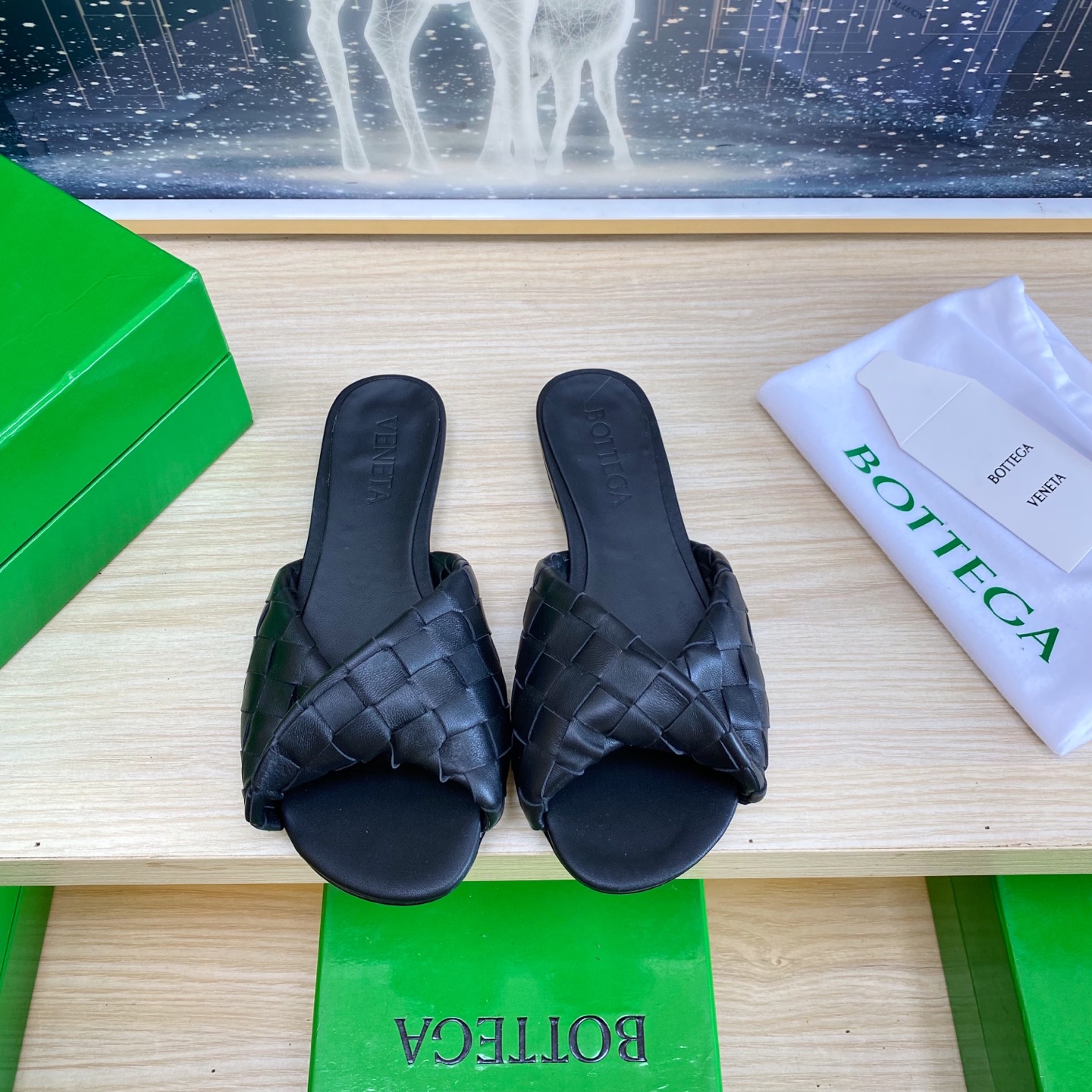 NO:407597,. Flat-soled series BV Blink series slippers 15mm level woven single shoes genuine leather hand-woven black weaving This classic model is simply the latest bv ceiling. Two-color color versatile. Simple piece of leather 15mm pull strips. Hand-knitted. High-end comfort. High-quality calfskin. Floating sheepskin inner comfortable and high-end. The sole is made of Italian leather outsole & injection rubber technology. Light dyeing technology. Benchmarked. The original packaging. The shoe bag uses glue logo technology. The highest end of the market. The toe is fixed with hot melt glue. The heel is easy to rebound and does not deform. The upper line is made of Italian computer needle truck. The workmanship is fine. The original packaging is treated with customers sincerely. 35 36 37 38 39 40 41 42 43 (40 41 42 43  Customized), slippers, bottega veneta, slippers, cowhide, sheepskin, Leather soles19860909.平底系列 BV Blink 系列拖鞋 15 毫米级 编织单鞋 真皮手工编织  黑色编织 这款经典款 简直bv最新天花板啦 双色彩色百搭 简约一块皮15毫米抽条  手工编织而成 高档舒适 面料选用优质小牛皮 垫脚羊皮内里舒适高端 大底选用意大利真皮大底&注塑橡胶工艺 运用轻染工艺 对标对版 选用原版包装 鞋子布袋采用印胶logo工艺 市场最高端 采用热熔胶定型鞋头 后跟 易回弹不变形  鞋面车线选用意大利电脑针车 做工精细 选用原版包装 真心对待客人 35 36 37 38 39 40 41 42 43（40 41 42 43 定制）,拖鞋,bottega veneta,slippers,cowhide,sheepskin,Leather soles,Women's Shoes