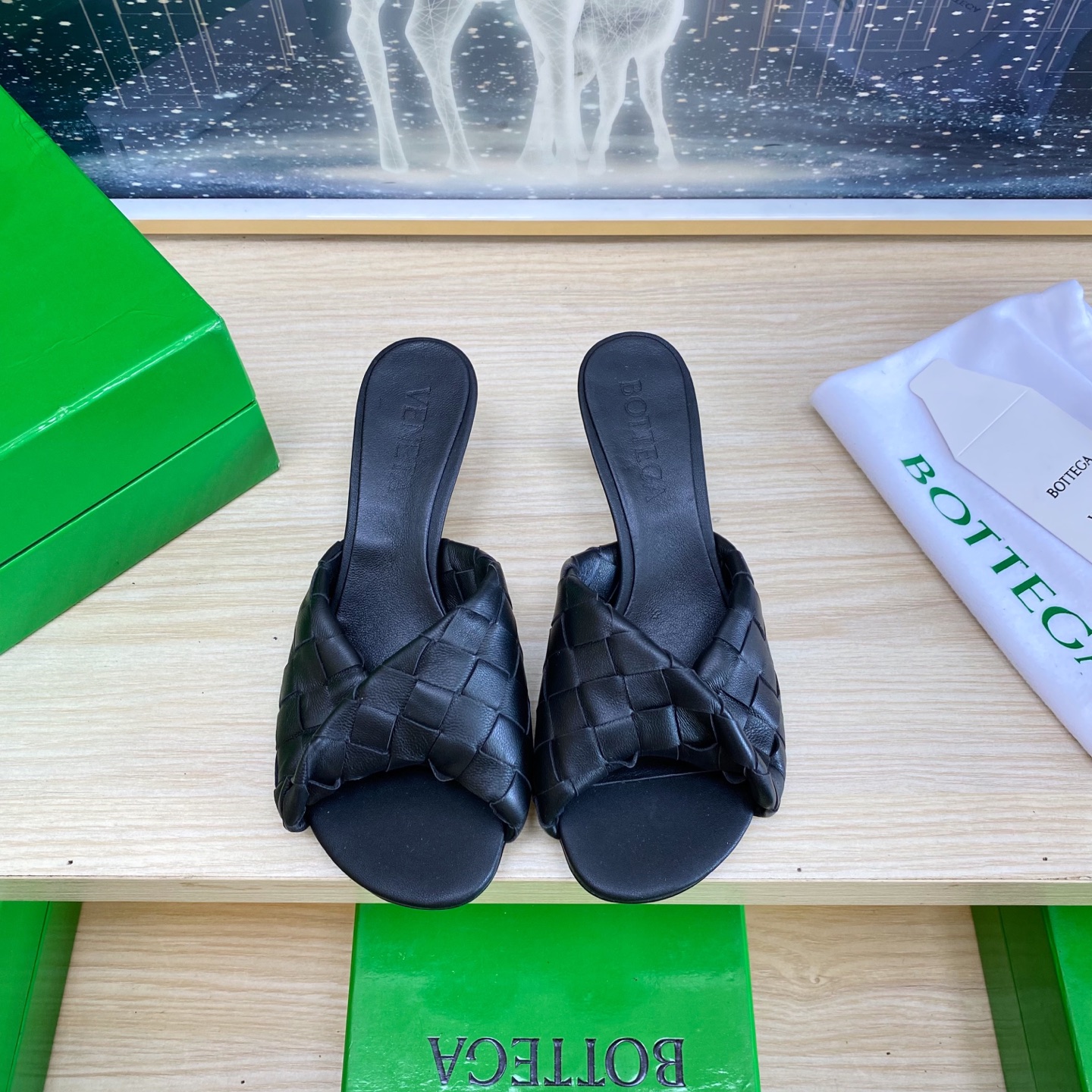 NO:407600,.6.5 heels BV Blink series slippers 15mm level woven single shoes genuine leather hand-woven black knit This classic model is simply the latest bv ceiling. Two-color color versatile. Simple piece of leather 15mm pull strips. Hand-woven. High-end comfort. High-quality calfskin. Floor-up sheepskin inner comfortable and high-end. The sole is made of Italian leather outsole & injection rubber technology. Light dyeing technology. Benchmarked. The original packaging. The shoe bag uses glue logo technology. The highest end of the market. The toe is fixed with hot melt glue. The heel is easy to rebound and does not deform. The upper line is made of Italian computer needle truck. The workmanship is fine. The original packaging is treated with customers sincerely. 35 36 37 38 39 40 41 42 43 (40 41 42 43  Customized), slippers, bottega veneta, slippers, cowhide, sheepskin, Leather soles19860909.6.5跟 BV Blink 系列拖鞋 15 毫米级 编织单鞋 真皮手工编织  黑色编织 这款经典款 简直bv最新天花板啦 双色彩色百搭 简约一块皮15毫米抽条  手工编织而成 高档舒适 面料选用优质小牛皮 垫脚羊皮内里舒适高端 大底选用意大利真皮大底&注塑橡胶工艺 运用轻染工艺 对标对版 选用原版包装 鞋子布袋采用印胶logo工艺 市场最高端 采用热熔胶定型鞋头 后跟 易回弹不变形  鞋面车线选用意大利电脑针车 做工精细 选用原版包装 真心对待客人 35 36 37 38 39 40 41 42 43（40 41 42 43 定制）,拖鞋,bottega veneta,slippers,cowhide,sheepskin,Leather soles,Women's Shoes