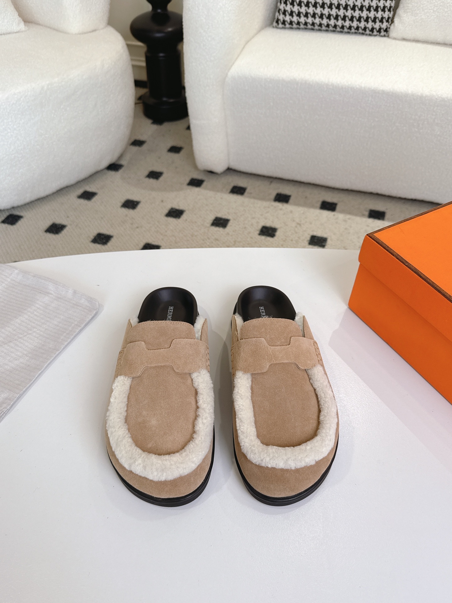 NO:561364,HERMES Hermès cute half-slippers. They look good no matter how you pair them with them. They have a casual and high-end feel. They are also very comfortable. They match with a variety of colorful socks and are trendy. Hermes new half-slippers are high quality. ●Imported cow suede on the upper ●Imported sheepskin on the lining ●Imported hybrid sheepskin on the feet ●Tpu non-slip and wear-resistant outsole ●Male size 39-44  Female 35-40, half drag, hermes, hermes, slippers, sheepskin, socks19860909HERMES爱马仕呆萌半拖. 怎么搭配都好看,随意且高级的感觉 舒适度也很棒,搭配各种彩色袜子,潮爆了 爱马仕新款半拖鞋 高品质 ●鞋面进口牛反绒 ●内里进口羊皮 ●垫脚进口混种羊皮 ●大底Tpu防滑耐磨大底 ●码数男39-44 女35-40,半拖,hermes,hermes,slippers,sheepskin,socks,Women's Shoes