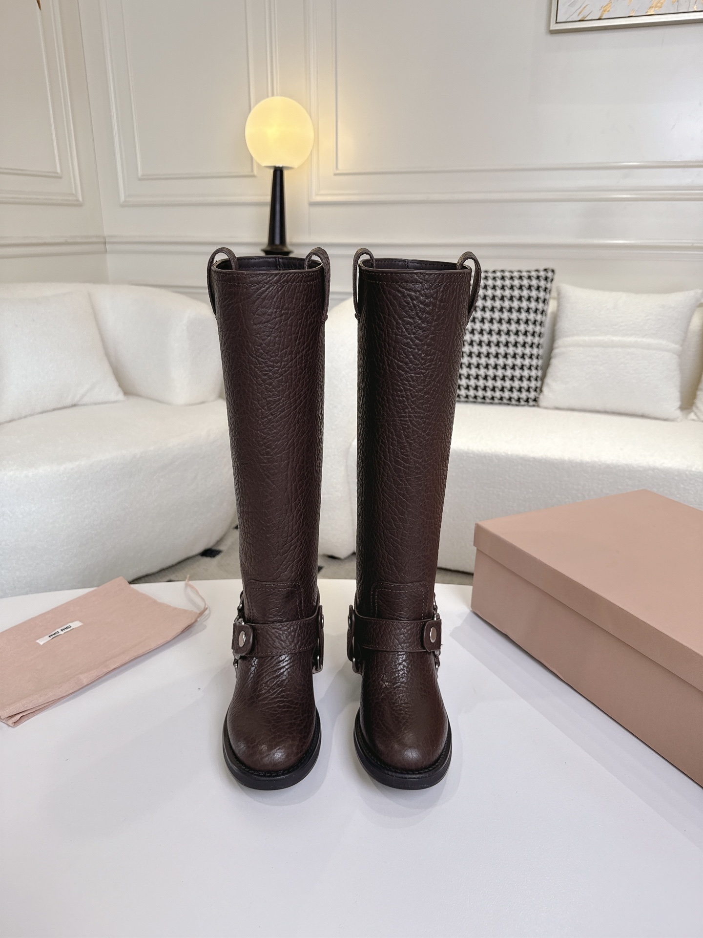 NO:561361,MIUMIU｜Miu Miu's new autumn and winter heavy motorcycle rider boots, high boots, are the most worth-buying boots this year!  There are so many internet celebrities on their feet. Miumiu is really cool this autumn and winter. It is a limited edition for autumn and winter. It is very difficult to buy in the counter. It looks very hard, but it is actually very soft and easy to wear!  The feet feel great!  The boots are wide, no matter whether your legs are thick or thin, you can wear them with a loose feeling and make your legs look very straight!  !  Fabric: Elephant leather, cowhide lining, Outsole: original molded rubber sole, size 35-40 (40 customized, non-refundable), boots, miumiu, boots, cowhide19860909MIUMIU｜缪缪秋冬新品重工机车骑士靴 高靴 今年最值得入手的靴子 没有之一！超多网红明星上脚 miumiu今年秋冬确实泰酷辣 秋冬限定款 专柜非常难买 看着很硬的样子 其实非常软巨好穿！脚感超赞！ 靴筒宽大 不管腿粗腿细 都能穿出宽松感而且非常显腿直！！ 面料:大象皮 内里牛皮 大底:原版开模橡胶底 码数35-40（40定制不退换）,靴子,miumiu,boots,cowhide,Women's Shoes