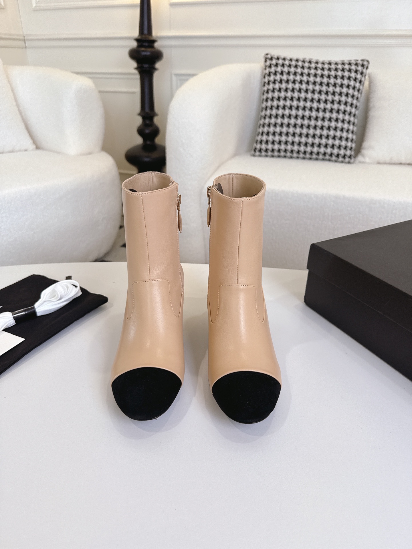 NO:561393,Chanel official website is updated simultaneously!  New autumn and winter short boots, pearl heel classic stitching, lambskin + sheepskin, bare boots, heel height 5cm, size 35-42 (40 41 42 non-returnable, non-exchangeable), boots, chanel, boots, sheepskin, sheep19860909Chanel官网同步上新！秋冬新款短靴,珍珠跟经典拼接 小羊皮+羊猄 祼靴,跟高5cm码数35-42(40 41 42不退不换),靴子,chanel,boots,sheepskin,sheep,Women's Shoes