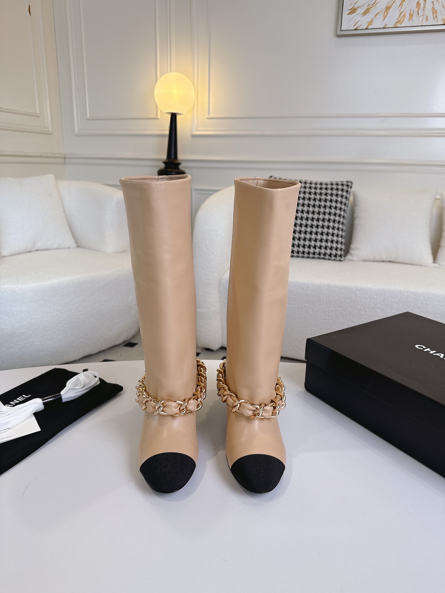 NO:561356,Chanel Xiaoxiang 25B Autumn and Winter Catwalk Style Flap Large Chain Thick Heel Trouser Boots Iconic Large Chain Design, Classic Color Matching, Large LOGO Electric Embroidery Upper Imported Sheepskin Italian Genuine Leather Outsole Heel Height 5.5cm Size 35-39 (40.41 42 Customized, Non-Returnable), Boots, chanel, boots, sheepskin, Leather soles19860909Chanel 小香25B秋冬走秀款翻口大链条 粗跟裤管靴 标志性的大链条设计,经典拼色,大LOGO电绣 鞋面进口羊皮 鞋底意大利真皮大底 跟高5.5cm 码数35-39（40.41 42定做不退换）,靴子,chanel,boots,sheepskin,Leather soles,Women's Shoes