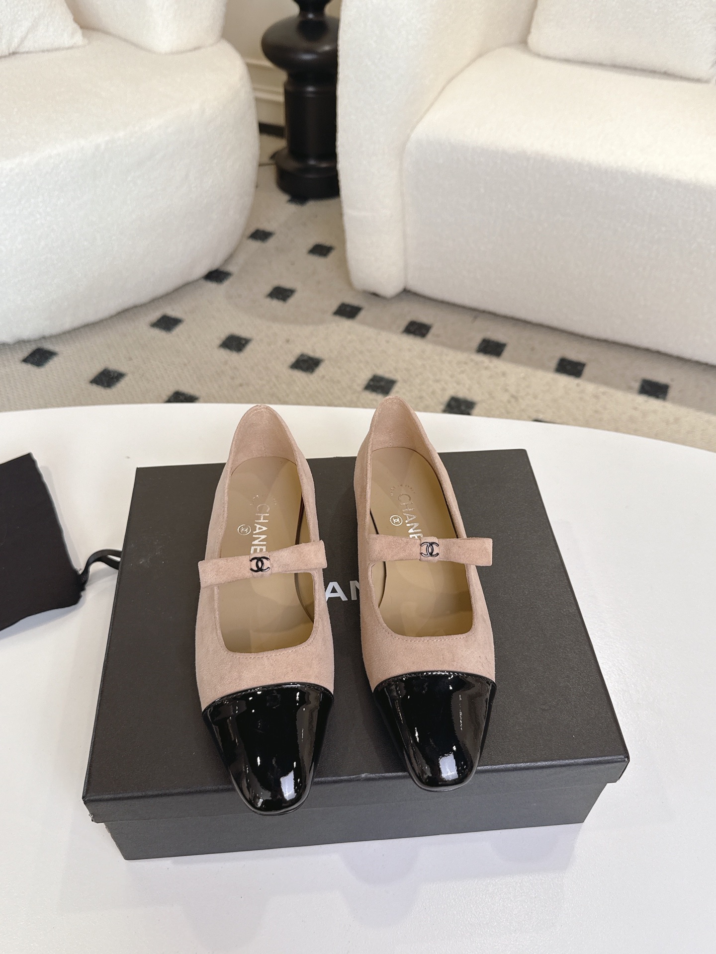 NO:561388,chan*l classic slingback small fragrant bow shoes. Just like Ms. Coco Chanel said, fashion is fleeting, but style lasts forever!  Two-color matching, simple and exquisite, the universal and evergreen model in the counter will never go out of style!  Fabric Yang Jing Lining: Imported sheepskin lining Outsole: Original molded leather outsole!  Size34-41 (34 40 41 customized), single shoes, chanel, chanel, sheepskin, sheep, Leather soles19860909chan*l经典slingback小香蝴蝶结单鞋 就像coco香奈儿女士说的流行稍纵即逝,但风格永存！双色搭配,简约精致,专柜里的万能长青款,永远不过时单品！ 面料羊京 内里:进口羊皮内里 大底:原版开模真皮大底！ Size34-41（34 40 41 定做）,单鞋,chanel,chanel,sheepskin,sheep,Leather soles,Women's Shoes