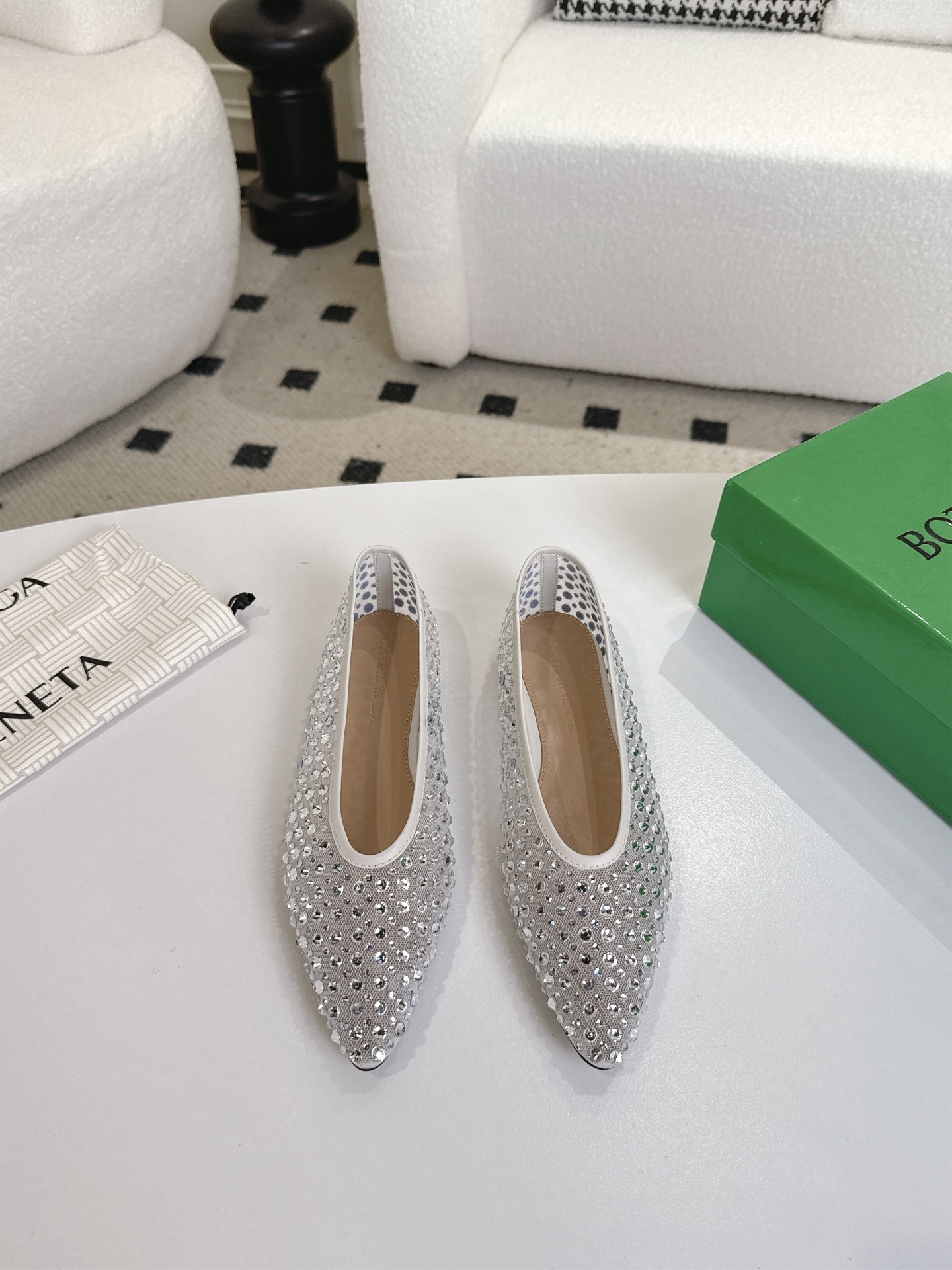 NO:561378,Flat bottom with mesh diamonds BV Women Sofia Deep flat bottom with mesh diamonds Family elements High version Small round toe A must-have for commuting BV early autumn series are so beautiful Elegant materials are used in shoes that are intellectual, elegant and capable Full of high-end design beautiful~~ The fabrics are made from the original uniformly imported mesh, high-temperature die-casting, diamonds and shaping technology to pursue the perfection of internal craftsmanship The heels and feet are made of lambskin, never sloppy The original outsole craftsmanship is a classic of the brand  The new season uses Italian genuine leather outsole with clear dyeing technology and rubber square craftsmanship. Comfortable and high-end flat design makes travel more comfortable and confident. 35 36 37 38 39 40 41 42 (40 41 42 customized code number) Comes with original packaging   Hot glue craft logo bag, high heels shoes, bottega veneta, high heels, sheepskin, Leather soles19860909平底 网钻 BV 女士 Sofia 深口平底 网钻 家族元素 高版本 小圆头 通勤必备 BV早秋系列 都好美啊  优雅材质运用在鞋履上知性优雅干练  满满的高级感设计美美哒～～  面料选用原版一致进口网 高温压铸 钻石 以及定型科技追求内部工艺完美   鞋跟 垫脚选用小羊皮 绝不马虎 原版  大底工艺 品牌经典之作 新季选用意大利真皮大底 配合清染技术 搭配橡胶方块工艺  舒适高端 平底 设计 让出行更舒适 自信   35 36 37 38 39 40 41 42  (40 41 42定制码数)  配置原版包装 烫胶工艺logo布袋,高跟鞋单鞋,bottega veneta,high heels,sheepskin,Leather soles,Women's Shoes