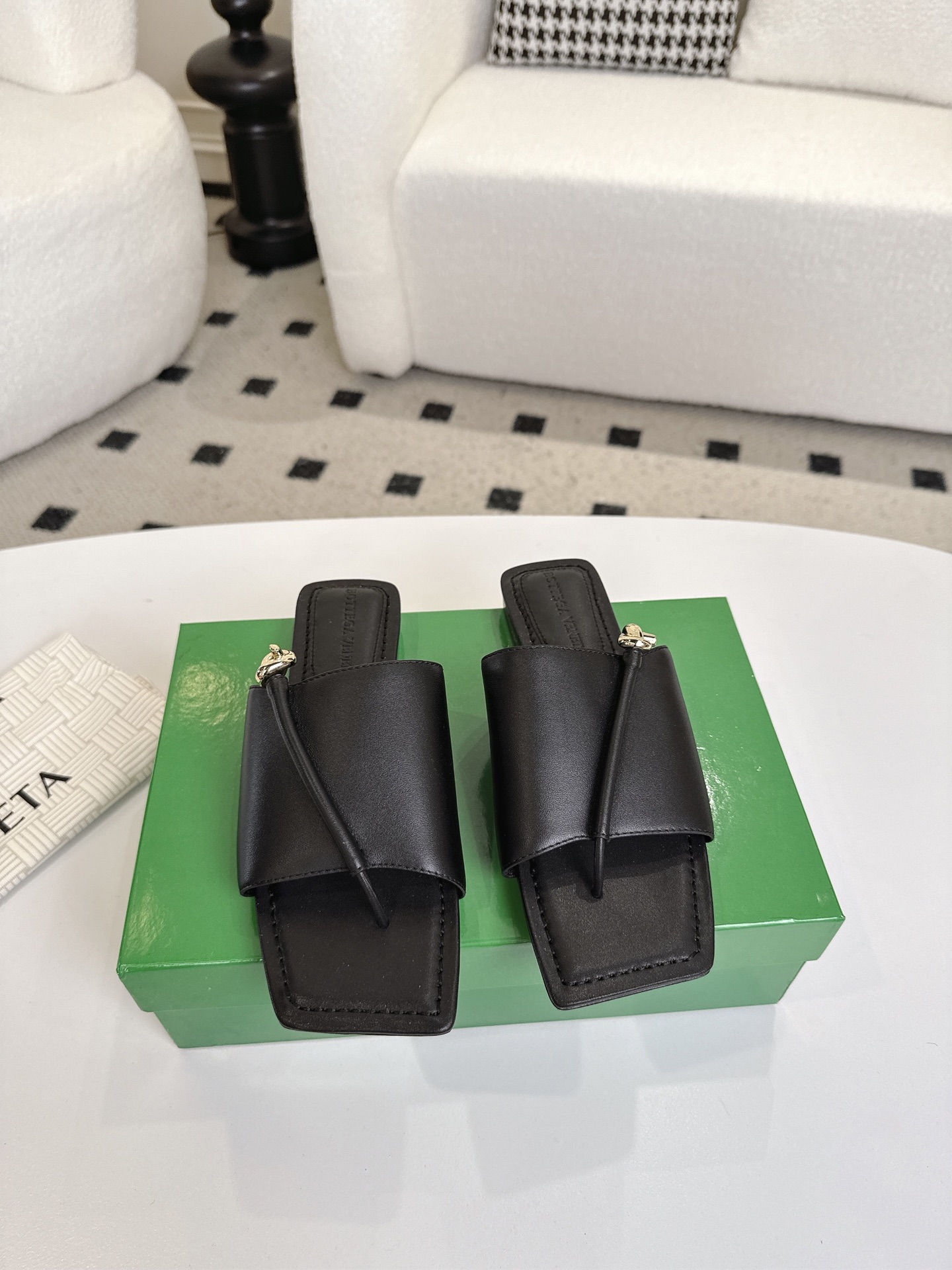 NO:561366,BV Solstice women's flip-flops When lazy holidays meet high-end, BV's classic woven flip-flops meet rough knotted hardware, creating a relaxed aesthetic with every step. Italian leather is gently wrapped, and the hand-woven texture is full of random codes. The metal buckle collides with the climbing rope elements, injecting a touch of wild tension into minimalism. 'Stepping on it is like stepping into the Tuscan sunset' - soft, but with uncompromising edges. Italian leather outsole  Injection molding process, version matching, original packaging, woven striped bag, code number 35 36 37 38 39 40 41 42 43, slippers, bottega veneta, slippers, Leather soles19860909BV Solstice女士人字拖鞋 当慵懒假日遇上高级感,BV经典编织拖邂逅粗粝绳结五金,每一步都是松弛美学. 意大利皮革温柔包裹,手工编织纹路里藏满随性密码 金属扣环与登山绳元素碰撞,给极简注入一丝野性张力. 「踩上它,像踏进托斯卡纳的夕阳里」一柔软,却带着不妥协的棱角. 意大利真皮大底 注塑工艺 对版 原版包装 编织条纹布袋 码数 35 36 37 38 39 40 41 42 43,拖鞋,bottega veneta,slippers,Leather soles,Women's Shoes