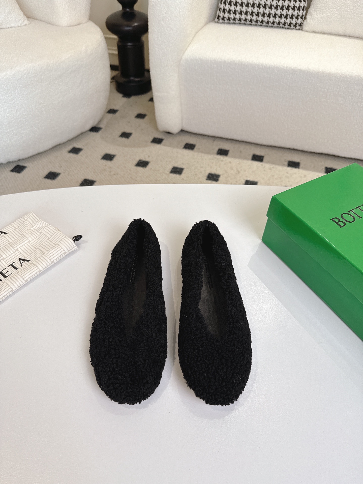 NO:561363,BV Rosa Ballerina Pure Wool Shoes Comfortable Soft Shoes Series Flat sole design Soft and comfortable Built-in feet Cloud-like comfort Super soft and comfortable This classic model is simply bv’s latest ceiling Colorful and versatile Wool craftsmanship Hand-woven High-end and comfortable Fabric Hand-woven Sheepskin lining for comfortable and high-end outsole Made of Italian genuine leather outsole & injection molded rubber process Use light dyeing process to match the version Use original packaging  The shoe bag uses glue printing logo technology, which is the most high-end in the market. Hot melt glue is used to shape the toe and heel. It is easy to rebound and does not deform. The upper stitching is made by an Italian computer needle machine. The workmanship is fine. The original packaging is used. Treat customers sincerely. 35 36 37 38 39 40 41 42 (40 41 42   Customized), fur shoes, bottega veneta, sheepskin, Leather soles19860909BV Rosa Ballerina 纯羊毛 单鞋 舒适 柔软 单鞋系列 平底设计 柔软舒适 内置垫脚 云朵般舒适 超级柔软舒适 这款经典款 简直bv最新天花板啦 彩色百搭  羊毛工艺  手工编织而成 高档舒适 面料 手工编织而成  垫脚羊皮内里舒适高端 大底选用意大利真皮大底&注塑橡胶工艺 运用轻染工艺 对标对版 选用原版包装 鞋子布袋采用印胶logo工艺 市场最高端 采用热熔胶定型鞋头 后跟 易回弹不变形  鞋面车线选用意大利电脑针车 做工精细 选用原版包装 真心对待客人 35 36 37 38 39 40 41 42 （40 41 42 定制）,毛毛鞋,bottega veneta,sheepskin,Leather soles,Women's Shoes