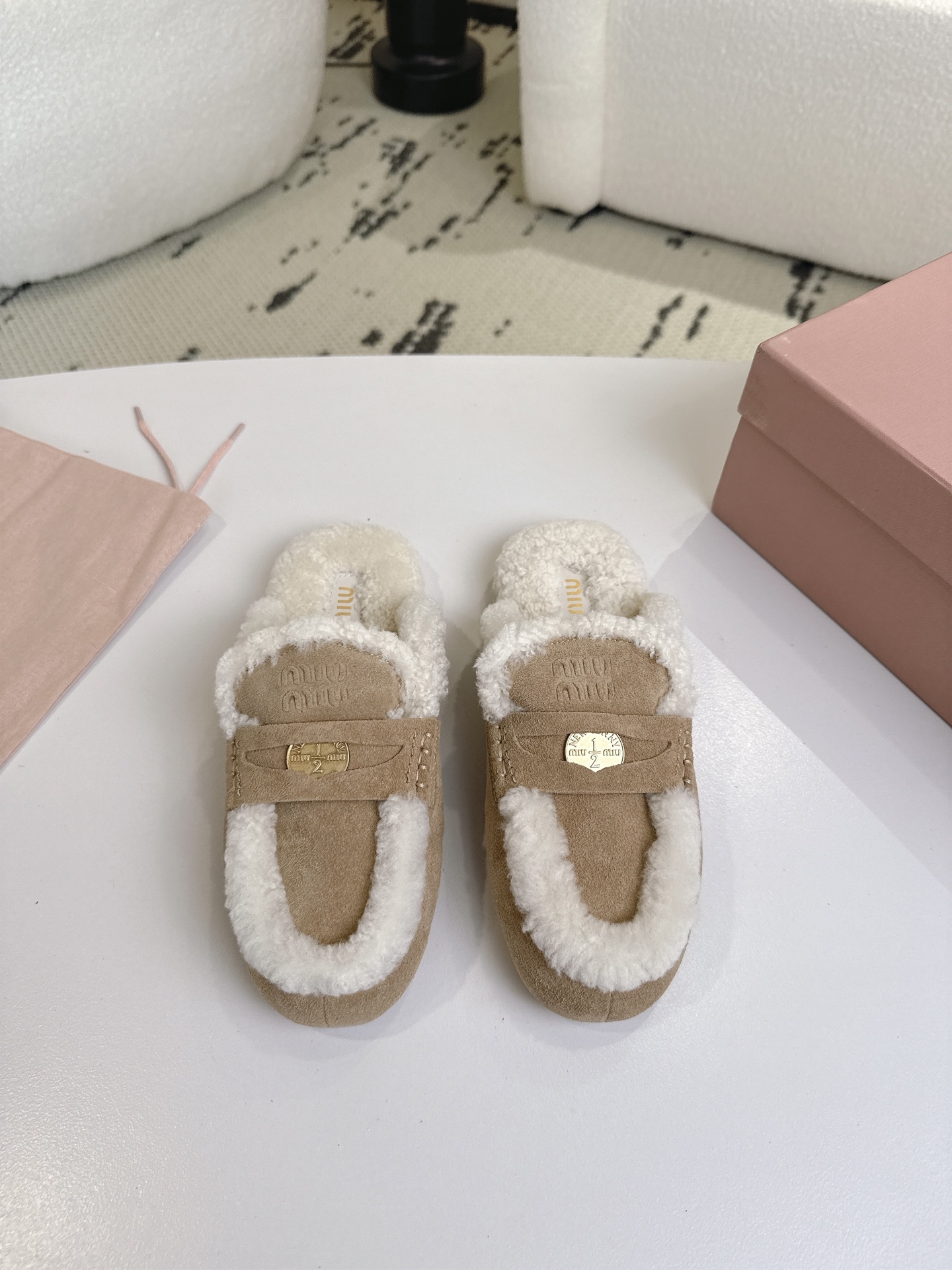 NO:561358,MiuMiu/Miu Miu 2025ss new autumn and winter gold coin Loaf slippers pure wool catwalk new style super popular old money style in recent years retro fashion simple high-end casual matching very comfortable on the feet [strong] The upper uses gold coins and embossed logos to show a unique classic style, 1 fabric original cow suede 2 lining sheep curly 3 outsole original molded raw rubber outsole 4 colors maroon, mustard seed color, mahogany color, green gray  5 size 35-40, furry shoes and half slippers, miumiu, loafers, slippers19860909MiuMiu/缪缪2025ss秋冬新款金币款乐福拖鞋纯羊毛 走秀新款 近几年超流行的老钱风格 复古时尚 简约高级 随意搭配 上脚非常舒适[强] 鞋面采用金币和压花徽标logo彰显别具一格的经典格调, 1面料原版牛反绒 2内里羊卷毛 3大底原版开模生胶大底 4颜色栗色 芥菜籽色桃木色 青灰色 5码数35-40,毛毛鞋半拖,miumiu,loafers,slippers,Women's Shoes