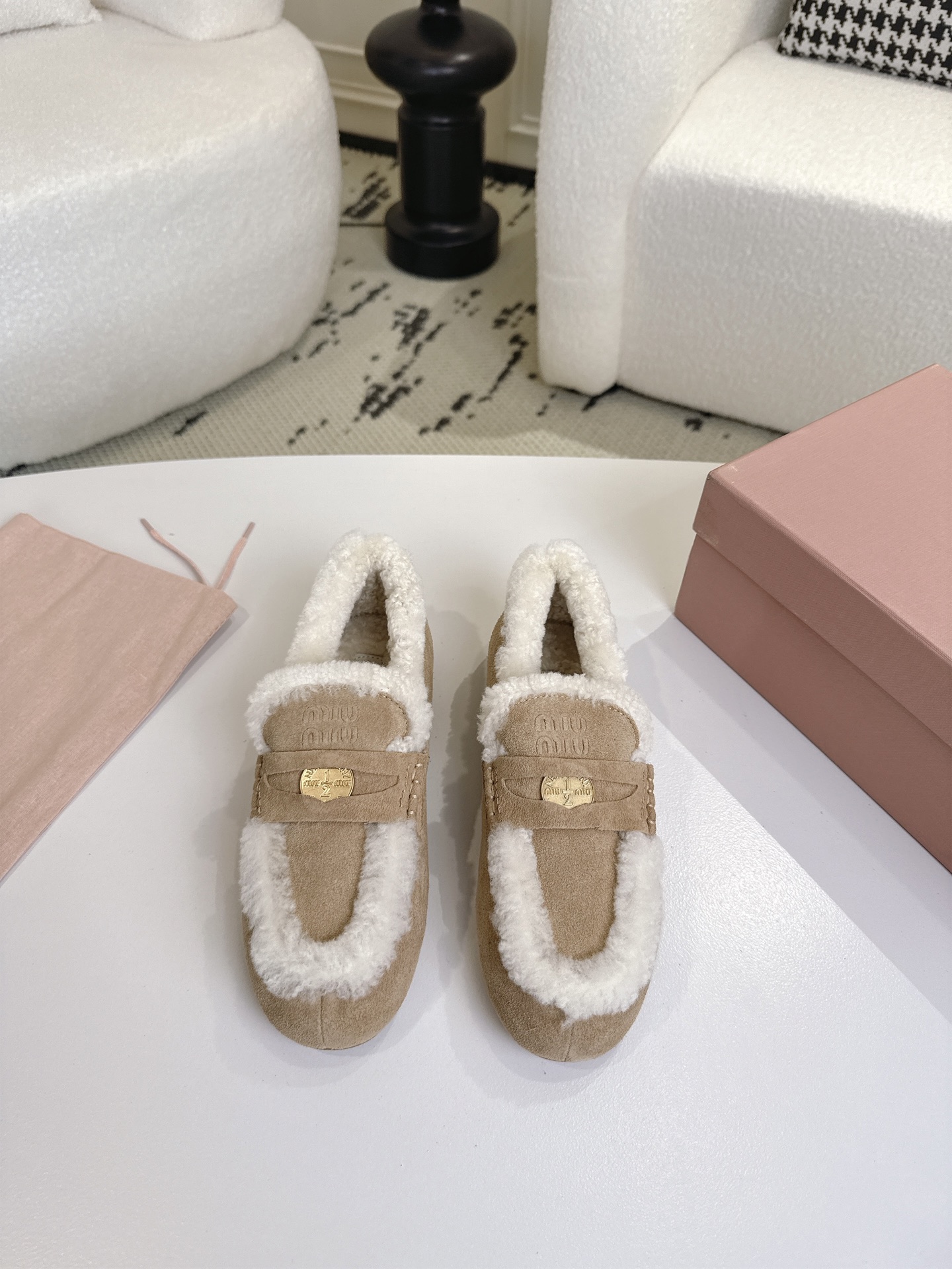 NO:561353,MiuMiu/Miu Miu 2025ss Autumn and Winter Driving Coin Style Pure Wool Loaf Beanie Shoes New Catwalk Good News for Driving Girls [Love] Retro Fashion Simple and Advanced Casual Matching Very Comfortable on the Feet [Strong] The upper uses gold coins and embossed logos to highlight a unique classic style, 1 fabric original cow suede 2 lining sheep curly 3 outsole original molded raw rubber outsole 4 colors maroon, mustard seed, mahogany, green gray  5 size 35-40, loafers, fur shoes, miumiu, loafers19860909MiuMiu/缪缪2025ss秋冬驾车钱币款纯羊毛乐福豆豆鞋 走秀新款 开车小姐姐的福音[爱心]复古时尚 简约高级 随意搭配 上脚非常舒适[强] 鞋面采用金币和压花徽标logo彰显别具一格的经典格调, 1面料原版牛反绒 2内里羊卷毛 3大底原版开模生胶大底 4颜色栗色 芥菜籽色桃木色 青灰色 5码数35-40,乐福鞋毛毛鞋,miumiu,loafers,Women's Shoes