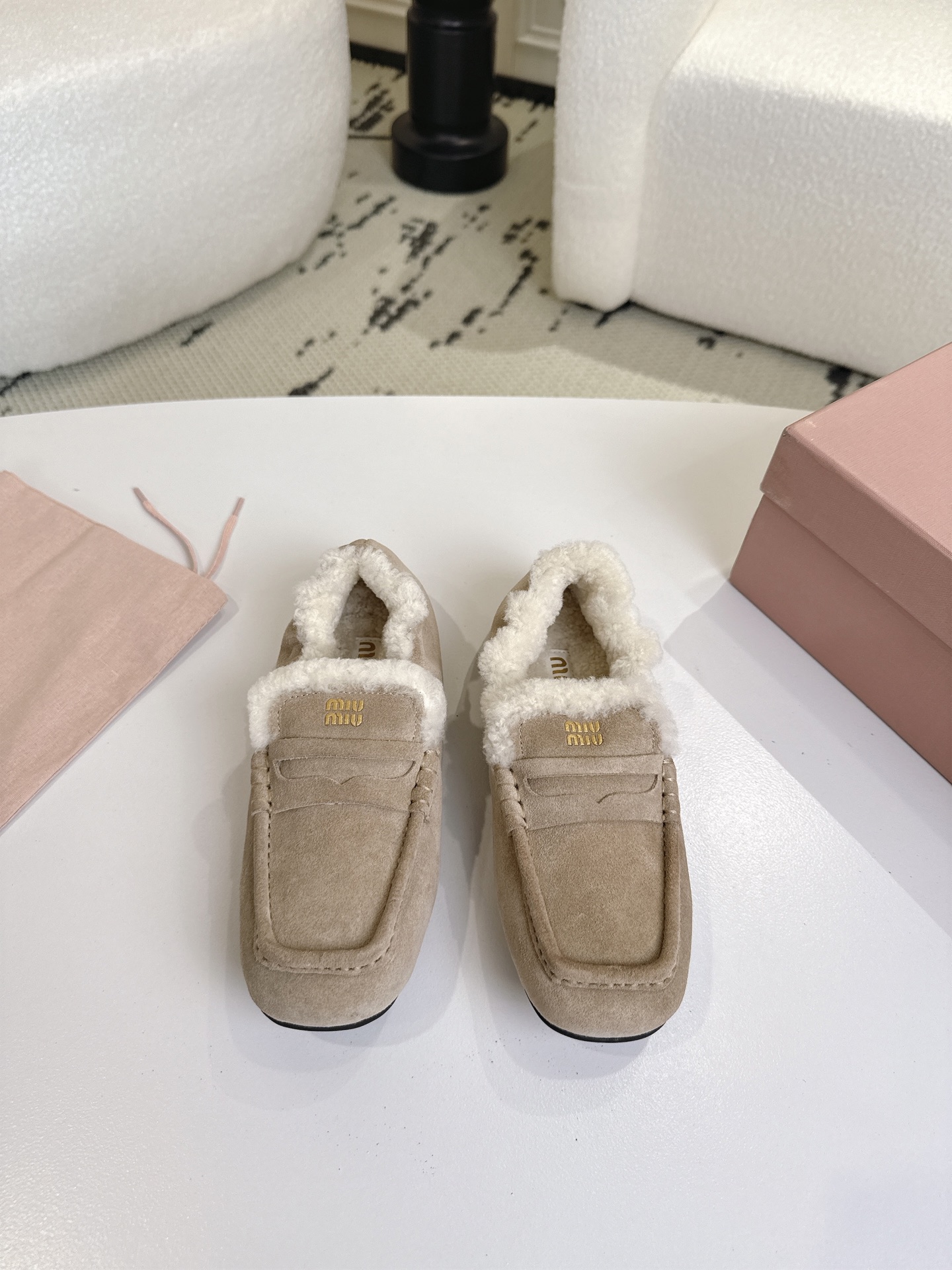 NO:561359,MiuMiu/Miu Miu 25ss new fall and winter slip-on lazy shoes. Official new fall and winter style. Fashionable and versatile. Can be salty or sweet. No foot wear at all. Whether worn barefoot or with socks, they are super age-reducing. Super versatile!  (Developed by ZP) Customized imported cowhide Australian encrypted wool for the upper, wool lining, large sole at the sole counter, code number 35-39 (40 41 customized, non-returnable), loafers, fur shoes, miumiu, loafers, cowhide, socks19860909MiuMiu/缪缪25ss秋冬新款一脚蹬懒人单鞋 官方秋冬季新款,时髦百搭·即可咸又可甜·一点也不磨脚·无论光脚穿还是搭配袜子穿都超级减龄 超级无敌百搭！（ZP开发） 鞋面定制进口牛皮澳洲加密羊毛 内里羊毛 鞋底专柜大底 码数35-39（40 41订做不退换）,乐福鞋毛毛鞋,miumiu,loafers,cowhide,socks,Women's Shoes