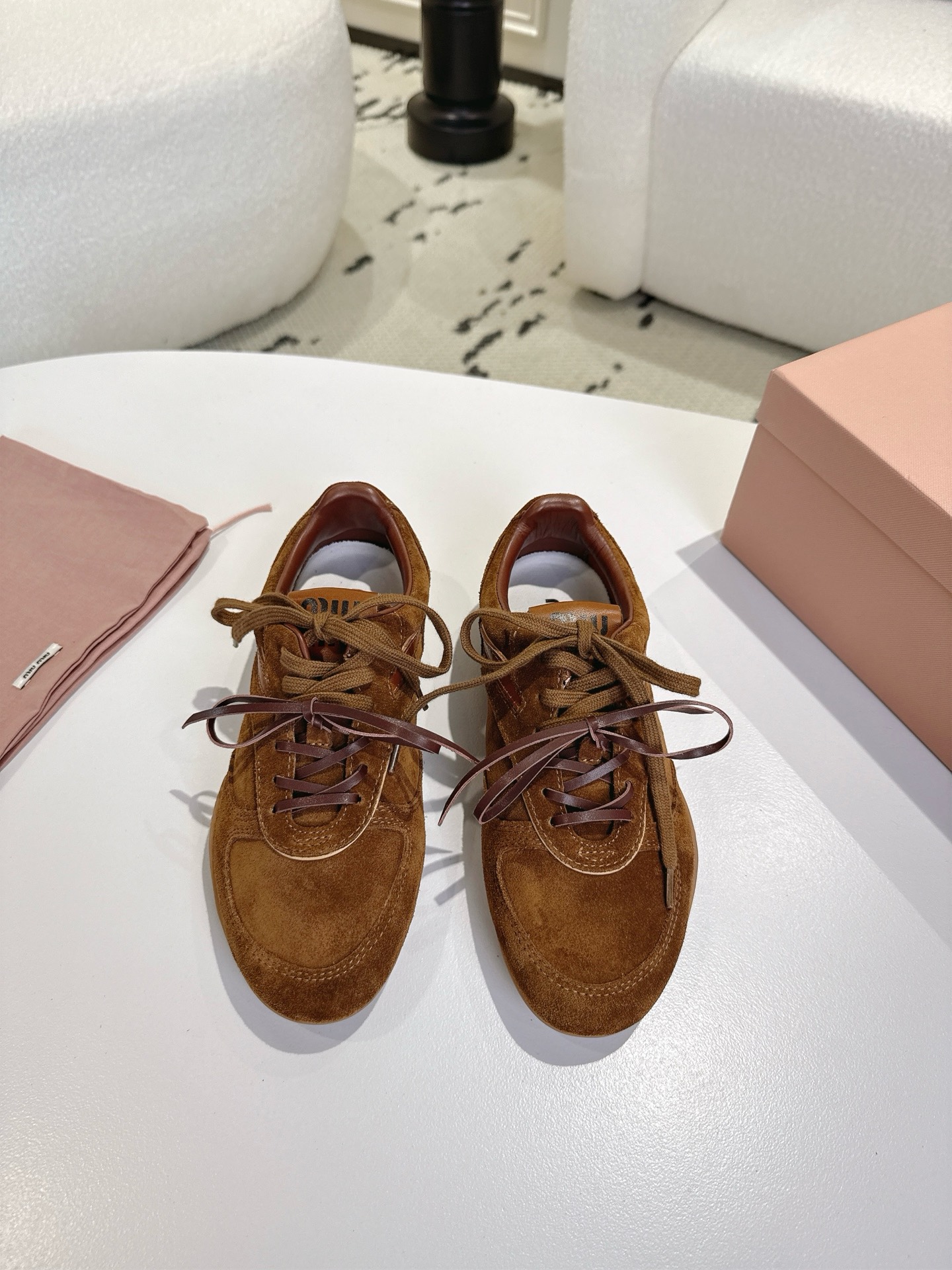 NO:561350,MiuMiu/Miu Miu F022 2025ss autumn and winter catwalk new lace-up moral training shoes casual sports shoes These lace-up casual sports shoes ~ a must-have for daily wear!  It’s a perfect piece that looks great on the feet, is comfortable, classic and versatile!  The fabric is imported and customized suede, the lining is imported wool, the outsole is original molded rubber outsole, the size is 35-40 (customized for 40, non-refundable), loafers, miumiu, loafers, sneakers19860909MiuMiu/缪缪F022 2025ss秋冬走秀新款系带德训鞋休闲运动鞋 这款系带休闲运动鞋～日常穿着必选！上脚超级好看舒适经典百搭的绝绝子单品！ 面料进口订制反绒皮 内里进口羊毛 大底原版开模橡胶大底 码数35-40（40定做不退换）,乐福鞋,miumiu,loafers,sneakers,Women's Shoes