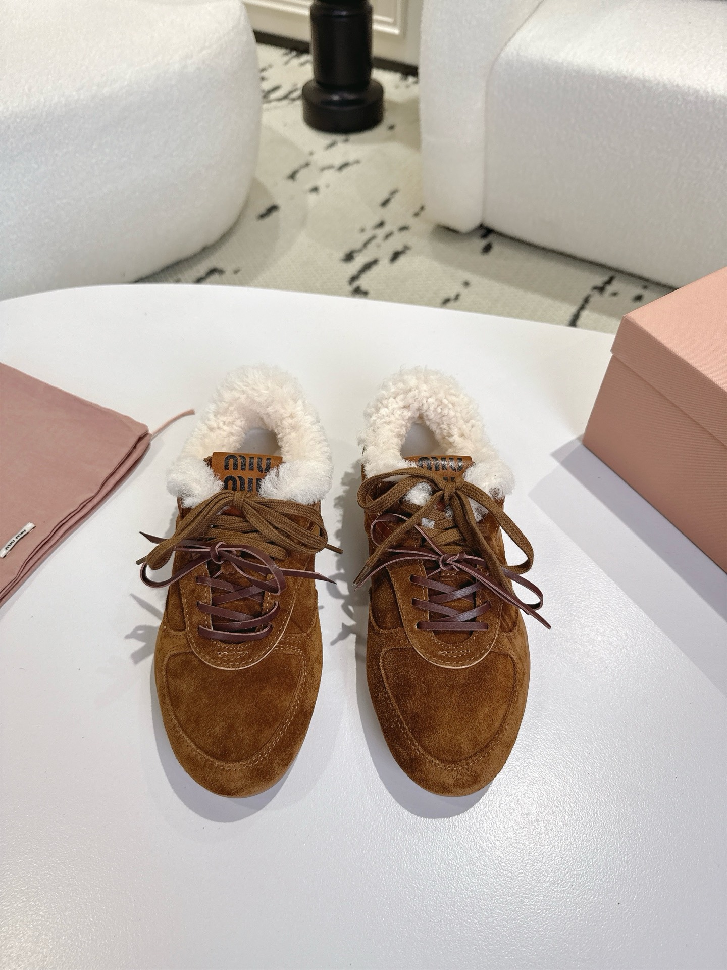 NO:561346,Maoli MiuMiu/Miu Miu F022 2025ss autumn and winter catwalk new lace-up moral training shoes casual sports shoes This lace-up casual sports shoes ~ a must-have for daily wear!  It’s a perfect piece that looks great on the feet, is comfortable, classic and versatile!  The fabric is imported and customized suede, the lining is imported wool, the outsole is original molded rubber outsole, the size is 35-40 (customized for 40, non-refundable), loafers, miumiu, loafers, sneakers19860909毛里MiuMiu/缪缪F022 2025ss秋冬走秀新款系带德训鞋休闲运动鞋 这款系带休闲运动鞋～日常穿着必选！上脚超级好看舒适经典百搭的绝绝子单品！ 面料进口订制反绒皮 内里进口羊毛 大底原版开模橡胶大底 码数35-40（40定做不退换）,乐福鞋,miumiu,loafers,sneakers,Women's Shoes