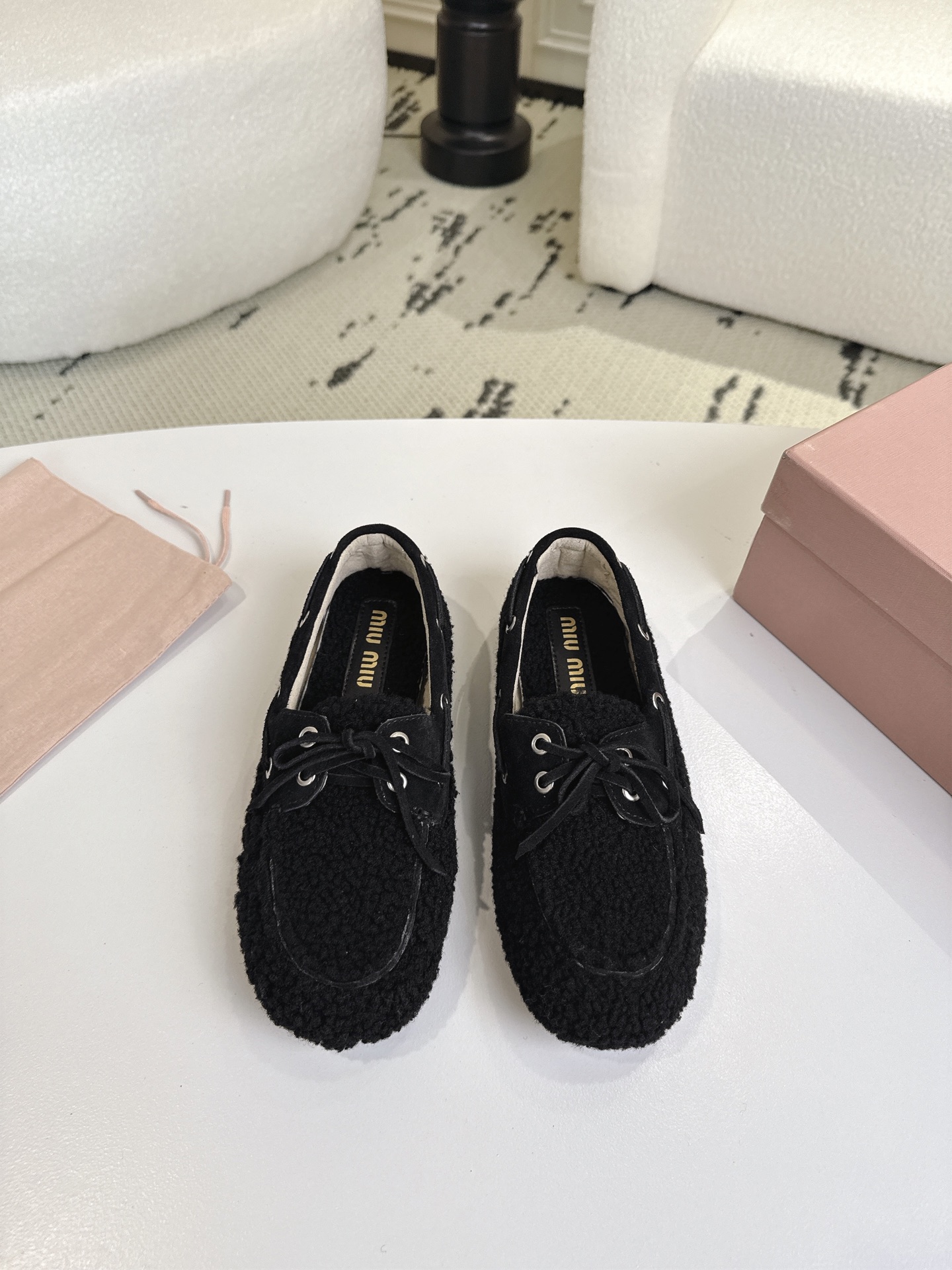 NO:561342,miu mi's new 25-year catwalk ♀ furry loafers are hotly available, and they are a must-have item for all year round. The upper feet are made of customized imported Teddy wool retro craftsmanship, which makes the whole pair of shoes appear casual and free. The upper adopts a simple lace-up bow design, which makes the whole pair of shoes lively in an instant. The lazy one-step design makes it convenient and quick to go out with casual concave shape. Exclusive molded rubber outsole, soft, light, non-slip and wear-resistant  Size 35 to 40 (41 is custom-made and non-refundable), loafers, miumiu, loafers19860909miu mi 25年走秀新款♀毛毛乐福鞋火爆来袭,常年穿搭必备单品 鞋面垫脚采用定制进口泰迪羊毛复古工艺,使整双鞋都透露着随性和洒脱,鞋面采用简约系带蝴蝶结设计,一瞬间整双鞋灵动了起来懒人一脚蹬设计,出门方便快捷随意凹造型 独家开模橡胶大底,柔软轻便还防滑耐磨 码数35一40（41定做不退换）,乐福鞋,miumiu,loafers,Women's Shoes