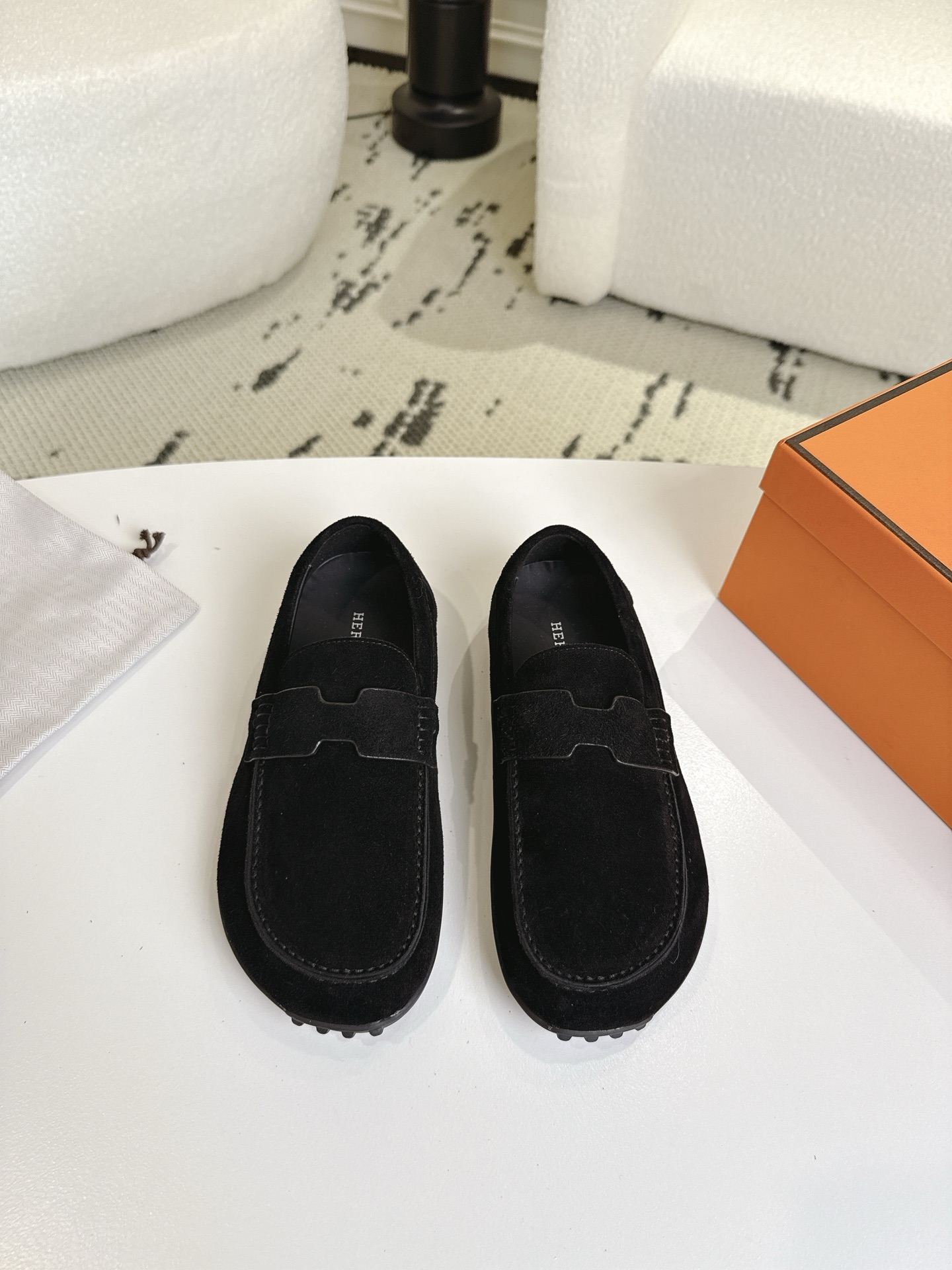 NO:561337,Hermer/Hermès classic Birkenstock shoes are a must-have Birkenstock shoe for autumn and winter. The classic decoration is completely my thing. It seems to have a kind of magic. The more you look at it, the better it looks. Very retro design with a strong exotic style. It is full of fashion and has a sense of style when worn casually. The simple style is great when paired with a sense of high-end. It’s hard not to love the versatile colors and smooth lines!  The fabric is made of original customized cowhide. The inner tip is made of cowhide. The original molded custom anti-slip outsole. Size women's size 35-41 (customized 40/41), loafers, hermes, hermes, loafers, cowhide19860909Hermer/爱马仕经典博肯单鞋 秋冬穿搭必入勃肯单鞋 h经典装饰完全是我的菜 仿佛是有一种魔力 越看越好看 极约复古的设计 浓厚的异域风情 时髦感十足、随便上脚都很有腔调 简简单单的款式随便搭配一下高级感就很棒 百搭的颜色流畅的线条很难不爱！ 面料采用原版定制牛皮 内里踮脚均为牛皮 原版开模定制防滑大底 Size女码35-41（ 40/41定做）,乐福鞋,hermes,hermes,loafers,cowhide,Women's Shoes