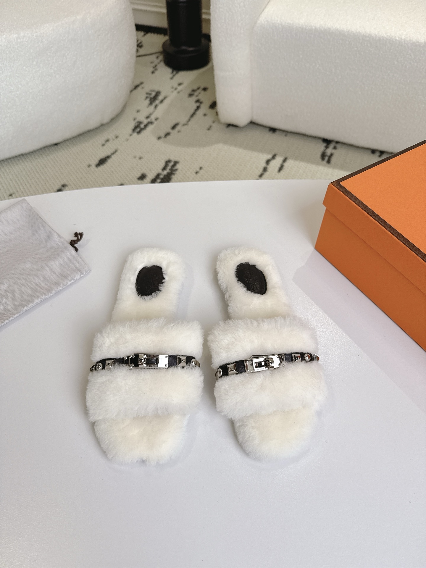 NO:561333,Hermès latest fashion trend latest Teddy wool H-slip autumn and winter style flat fur slippers, super versatile and warm sole, the favorite of heroines [Fireworks][Fireworks] 1: fabric Teddy sheep real fur 2: lining Teddy sheep real fur 3 tiptoe material Teddy sheep real fur 4: outsole genuine leather outsole 5 code number 35-42 (40 41 42  Customized), fur shoes and slippers, hermes, slippers, Leather soles19860909爱马仕最新款  时尚潮流最新款泰迪羊毛H拖秋冬款平底毛拖,上脚超百搭暖底,女主们的最爱[烟花][烟花] 1:面料泰迪羊真皮毛 2:里料泰迪羊真皮毛 3踮脚材料泰迪羊真皮毛 4:大底真皮大底 5码数35-42 (40 41 42 定做),毛毛鞋拖鞋,hermes,slippers,Leather soles,Women's Shoes