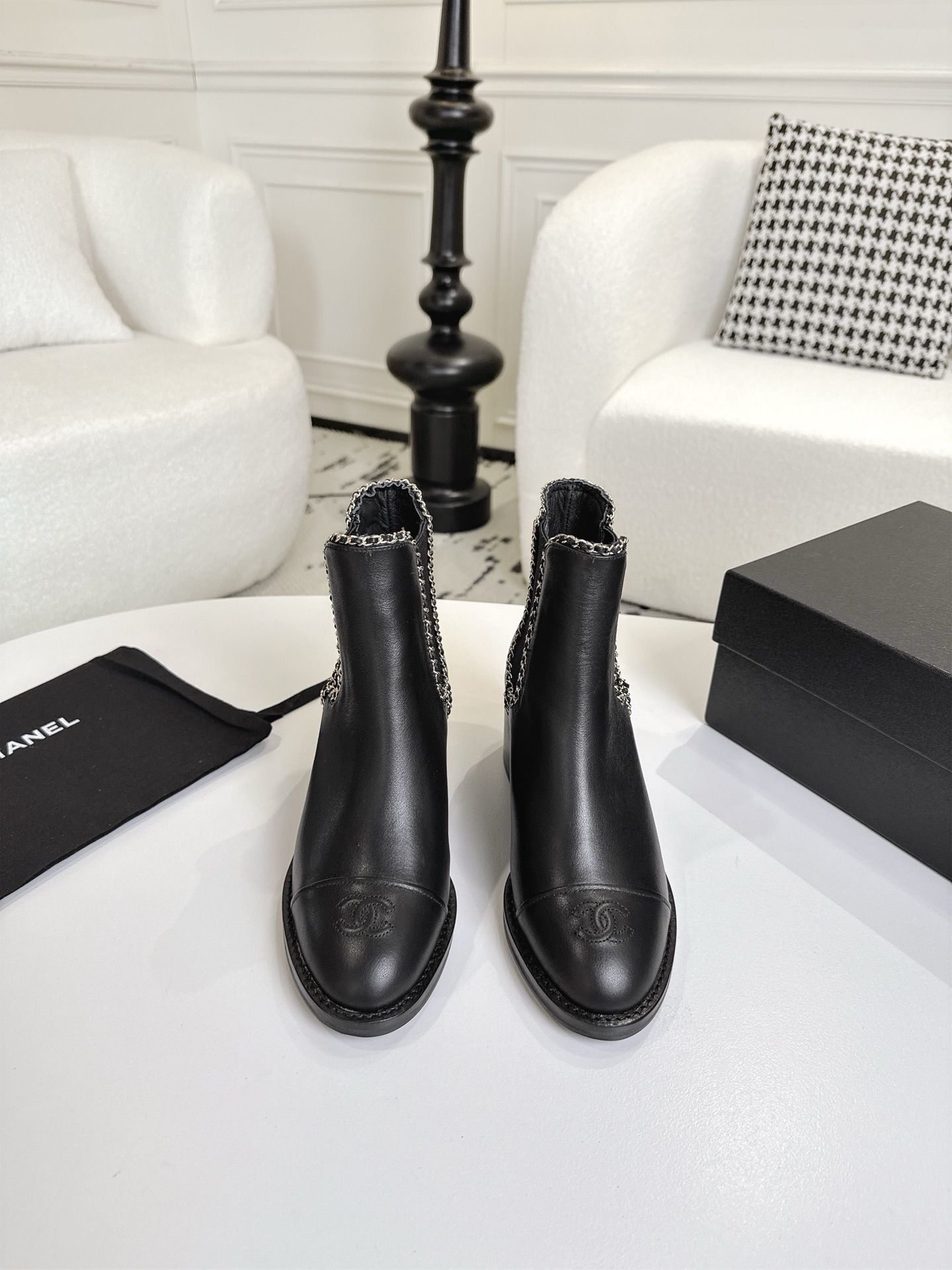 NO:561329,Chanel Chanel 25ss new autumn and winter high-heeled chain elastic short boots, last-shaped versatile slim feet yyds. Three-dimensional and full shape, comfortable on the feet, full of aura, elastic one-step, easy to wear, classic chain hardware, high-end and elegant, upper sheepskin, lining sheepskin Size: 35-39 (customized at 40.41), boots, chanel, chanel, boots, sheepskin19860909Chanel香奈儿25ss 新款秋冬高跟链条松紧短靴 楦型百搭瘦脚yyds.造型立体饱满,上脚舒适 气场十足,橡筋一脚蹬 易穿搭 经典链条五金 高级优雅 鞋面羊皮 内里羊皮 Size: 35-39（40.41定做）,靴子,chanel,chanel,boots,sheepskin,Women's Shoes