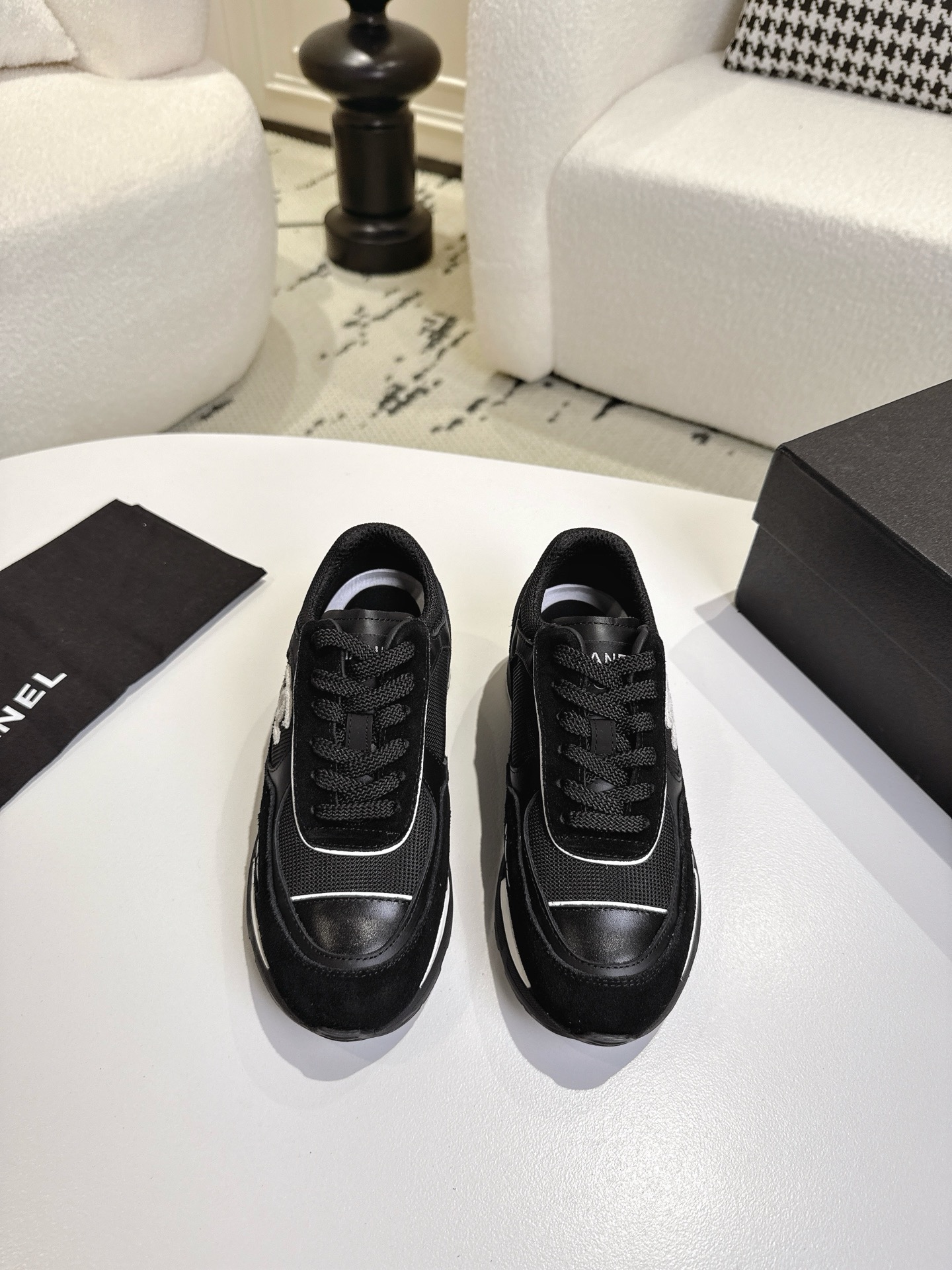 NO:561323,Chanel Chanel 2025 top casual sports shoes This classic design; the upper is electro-embroidered with a variety of craftsmanship; the outsole is fashionable and sporty; unusually incorporating a variety of color matching elements... The diversified mix and match is very good-looking and versatile, casual, fashionable, sports, and outdoor can be taken into account... Upper Original imported calfskin Lining Original imported breathable sheepskin lining Outsole Original TPU combination outsole  Size: 35–41, casual shoes/sports shoes, chanel, chanel, sneakers, cowhide, sheepskin19860909Chanel 香奈儿 2025顶级休闲款运动鞋 这款经典设计；鞋面多种工艺电绣的风格；大底却时尚运动；不平凡的拥入了多种配色元素…… 多元化混搭非常好看百搭,休闲,时尚,运动,户外都能兼顾…… 鞋面 原版进口小牛皮 内里 原版进口透气羊皮里 大底 原版TPU组合大底 码数:35–41,休闲鞋/运动鞋,chanel,chanel,sneakers,cowhide,sheepskin,Women's Shoes