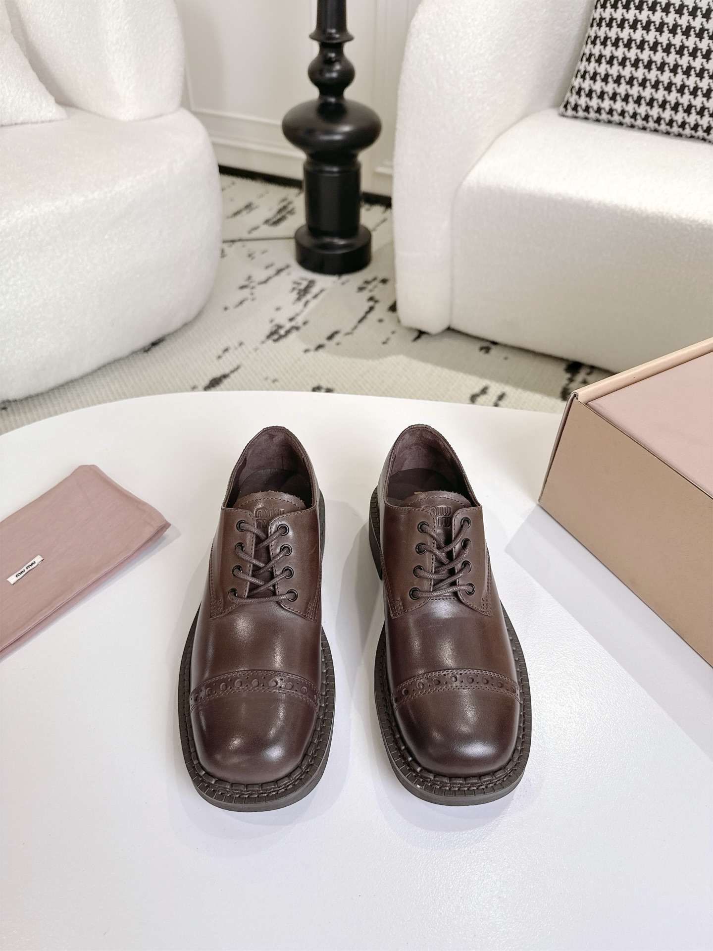 NO:561319,MIU's top quality fabric imported polished calfskin (really awesome texture) sheepskin lining outsole rubber light material outsole size 35-40 note comes with a pair of flat shoe straps, loafers, miumiu, loafers, cowhide, sheepskin19860909MIU家顶级货 面料进口擦色小牛皮（真的很牛逼质感） 内里羊皮 大底橡胶轻料大底 码数35-40 备注配扁鞋带子一副,乐福鞋,miumiu,loafers,cowhide,sheepskin,Women's Shoes