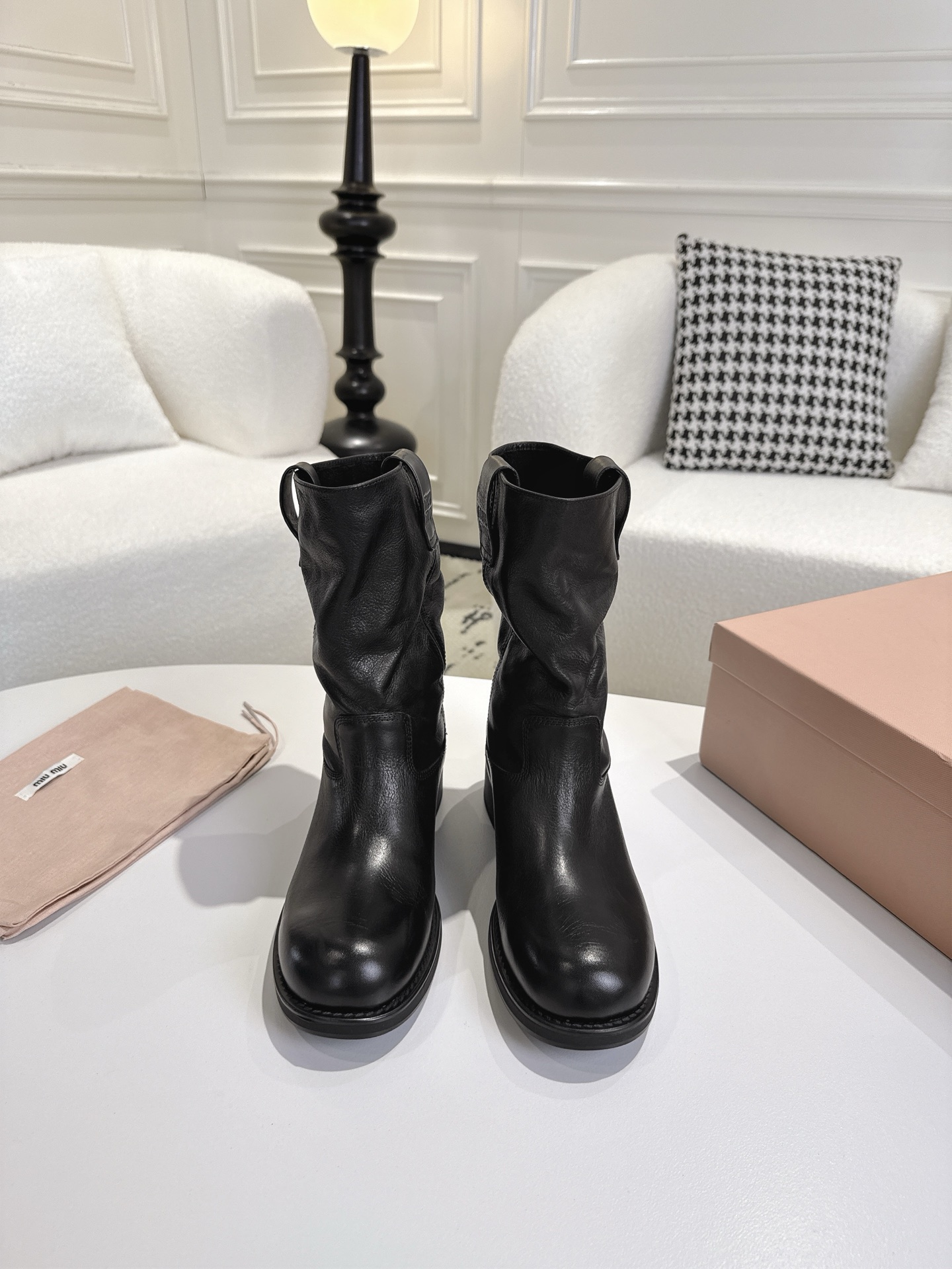 NO:562988,Miu Miu 2026 spring and summer catwalk style pile boots, slip-on short boots Miu Miu 2026 spring and summer series pile boots, the boots have natural pleats, are lazy and casual, and the half-inside design is light and not bulky, perfect for autumn and winter wear.  The insole is soft and very comfortable to wear for a long time. It is suitable for Citywalk or daily outings. Inspired by the fusion of workplace and daily life, it is both strong and soft, practical and fashionable. It is one of the highlight items of this season!  The fabric is made of washed cowhide fabric. The original open-molded rubber sole is non-slip and wear-resistant. The size is 35-40 (customized at 40.41), boots, miumiu, boots, cowhide19860909MiuMiu 2026春夏走秀款堆堆靴 一脚蹬短靴 Miu Miu 2026春夏系列堆堆靴,靴筒自然褶皱,慵懒随性,半内里设计轻薄不臃肿,秋冬穿搭氛围感满分艹. 鞋垫柔软,长时间穿也很舒适,Citywalk或日常出街都很合适.灵感融合职场与日常,刚柔并济,实用又时髦,是本季亮点单品之一！ 面料采用水洗牛皮面料 原版开模橡胶鞋底防滑耐磨 码数35-40（40.41订做）,靴子,miumiu,boots,cowhide,Women's Shoes