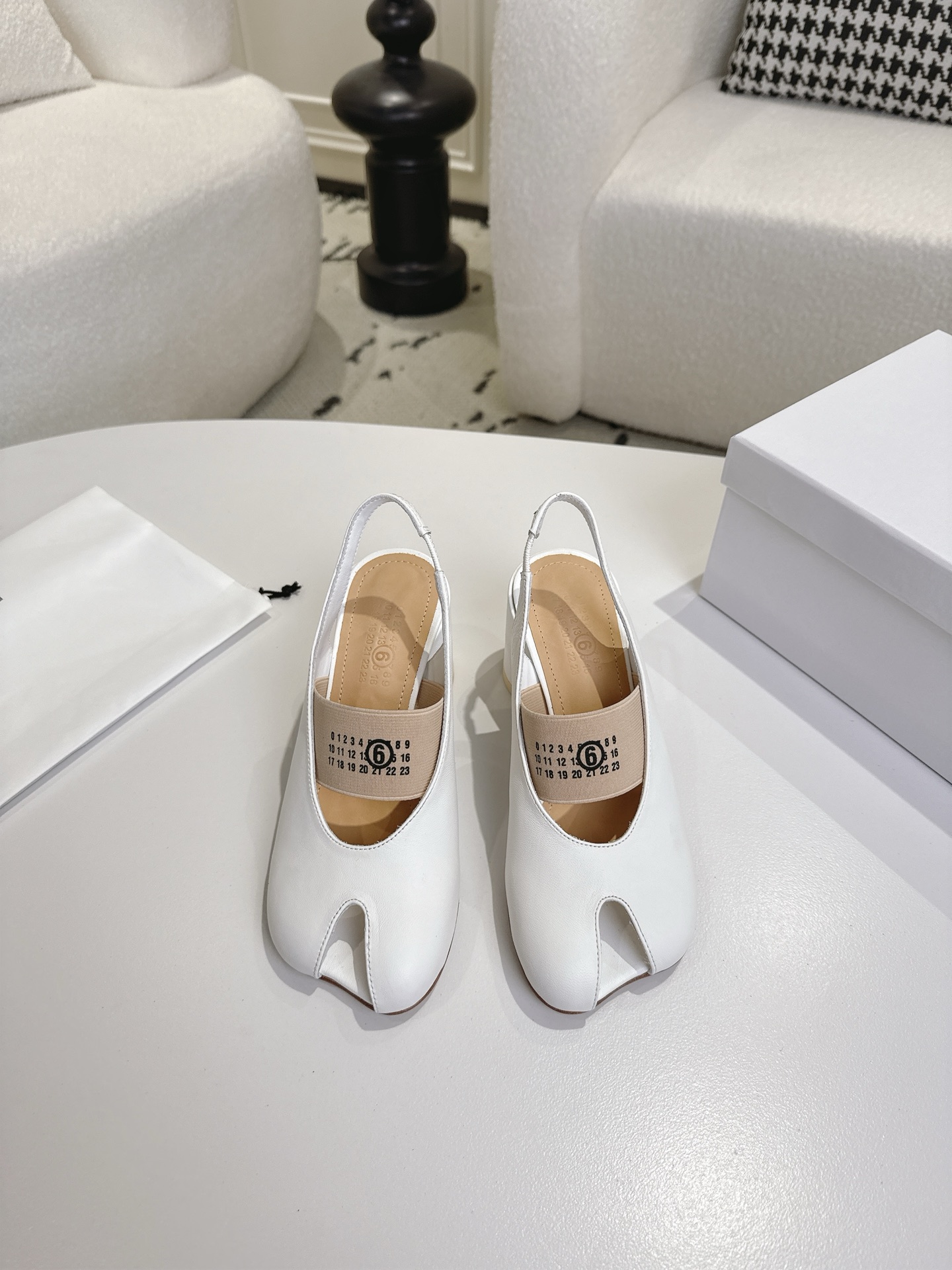 NO:669004,Maison Marginal* MM6 Margiela 26 new spring and summer apple toe ballet sandals. Margiela designers are so talented. They create shoes as design elements. Single shoes are smart and exquisite. Half-flop with short skirt. Sexy personality. Fabric sheepskin. Sheepskin lining. Cowhide foot pad. Heel height: flat/7cm. Italian imported genuine leather outsole. Size: 35-39 (40, 41 custom-made, non-refundable and non-exchangeable), split-toe shoes, masion margiela, masion  margiela,sandals,skirts,cowhide,sheepskin,leather soles19860909Maison Marginal* MM6马吉拉26春夏新品苹果头芭蕾舞凉鞋 马吉拉设计师太有才了 作为设计元素打造鞋品 单鞋干练精致 半拖搭配短裙 性感个性 面料羊皮 内里羊皮 牛皮垫脚 跟高:平底/7cm 意大利进口真皮大底 码数:35-39（40,41订做不退不换）,分趾鞋,masion margiela,masion margiela,sandals,skirts,cowhide,sheepskin,Leather soles,Women's Shoes