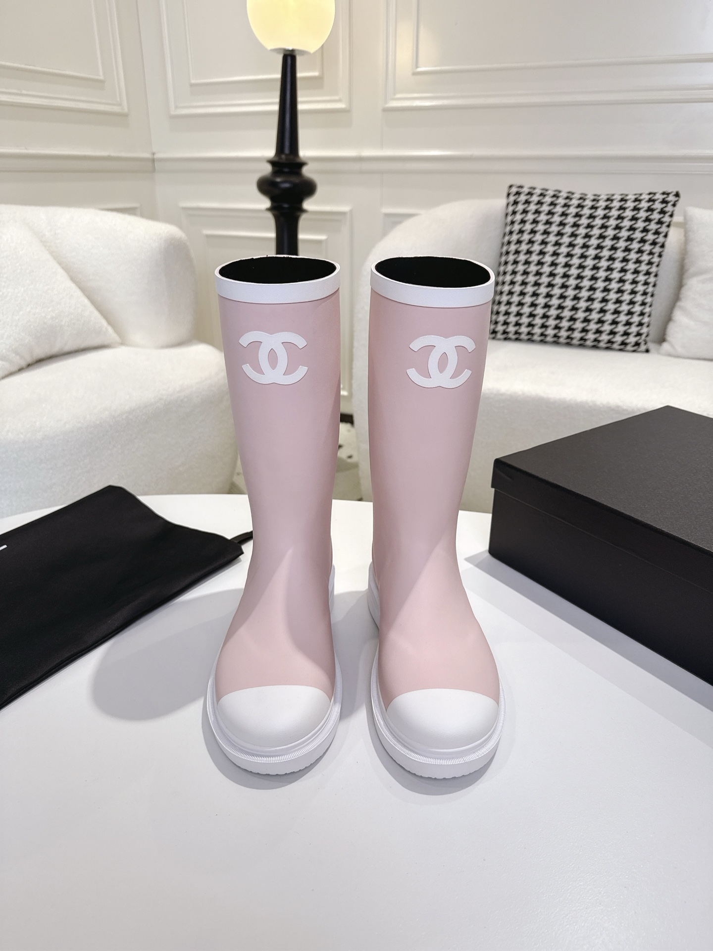 NO:669002,Chanel 26S seamless version of color-blocked rain boots, the same version as the original version, the same rubber material, softer and more leg-covering, the original method, seamless in the middle!  After more than 2 months, we adjusted the shoe last and details to achieve a qualitative leap, which can satisfy you who pursue perfect details!  Rubber vulcanization process without seams. Rubber vulcanization production process, consistent with the original version. Environmentally friendly rubber material, no odor, consistent with the original version. No seams, consistent with the original version. Sole and boot shaft are combined cold bonding process, non-one-time molding, consistent with the original version. Size: 35-41, boots, chanel, boots, rain boots19860909Chanel 26S无缝版本拼色雨靴 对版货 原版一致橡胶材质 更软更包脚,原版做法,中间无缝！ 再历经2个多月,从鞋楦、细节等方面调整,实现质的飞跃,可以满足追求细节完美的你！ 无中缝线橡胶硫化工艺 橡胶硫化生产工艺,与原版一致 环保橡胶材质,无异味,与原版一致 无合缝线,与原版一致 鞋底和靴筒是组合冷粘工艺,非一次性成型,与原版一致 Size:35-41,靴子,chanel,boots,rain boots,Women's Shoes