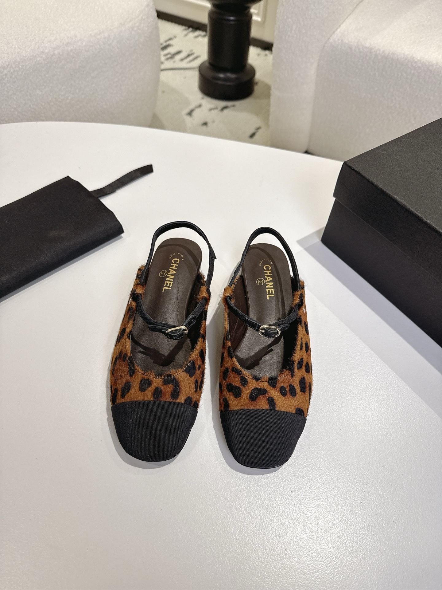 NO:668999,Chanel 2025 Four Seasons Retro Loafers｜Annual Hottest New Releases, Official Website Synchronous Series, Four Seasons Shoes with High-end Retro Filters!  The small round toe cut is super delicate, and the foot shape is instantly modified when the foot is put on. It looks slim without crowding the feet. It has a sense of elegance and age when walking. The same model in European and American shows has its own focus buff ~ Fabric: original customized sheepskin lining, original Italian genuine leather outsole, size 35-40 standard size (41 customized models are not returnable), sandals, chanel, loafers, sandals, sheepskin, Leather soles19860909香奈儿2025四季复古乐福鞋｜年度爆款上新,官网同步系列,自带高定复古滤镜的四季神鞋！小圆头剪裁超秀气,上脚瞬间修饰脚型,视觉显瘦不挤脚,走路自带优雅年代感,欧美秀场同款自带焦点buff～ 面料:原版定制羊皮羊皮内里 原版意大利真皮大底 码数35-40标准码（41定制款不退换）,凉鞋,chanel,loafers,sandals,sheepskin,Leather soles,Women's Shoes