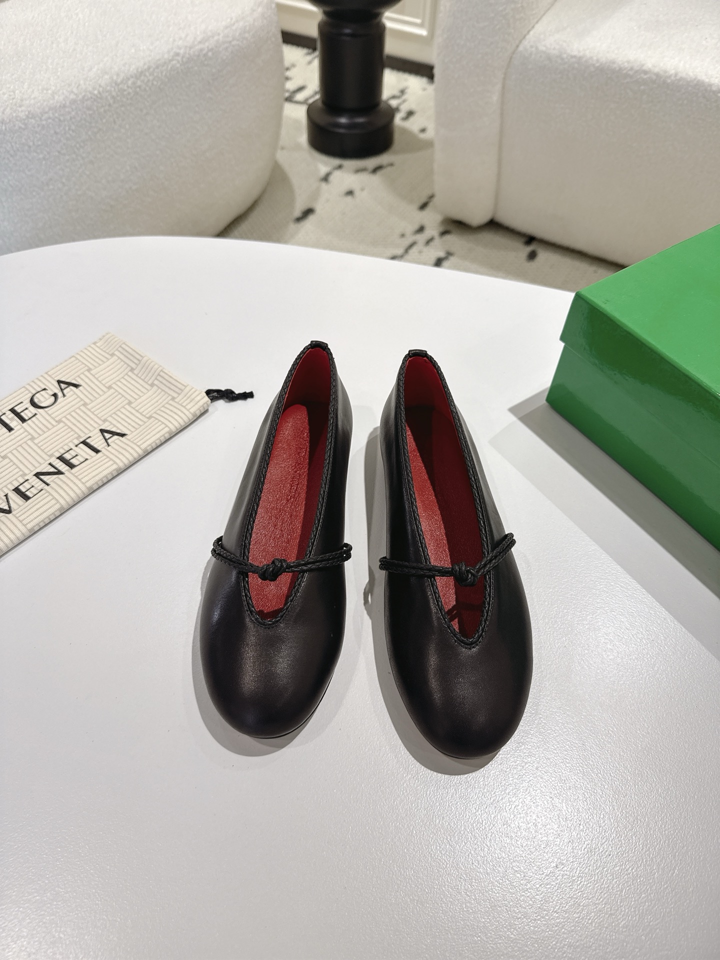 NO:681970,Knotted, shallow mouth, restrained sex with leaked toes, high-definition color BV Rosa ballet shoes, lambskin, round leather lace, inlaid shoe collar, single shoe series, flat design, soft and comfortable, built-in feet, cloud-like comfort, hand-woven lace, inlaid shoe collar, super soft and comfortable. This classic style is simply bv’s latest ceiling. Colorful and versatile, mm strips, shoe collar inlay, hand-woven, high-end and comfortable. The fabric is made of high-quality lambskin and hand-woven.  The foot-padding sheepskin lining is comfortable and high-end. The outsole is made of Italian genuine leather outsole & injection molded rubber process. Light dyeing process is used to match the standard. Original packaging is used. The shoe bag is printed with rubber logo process. The most high-end in the market. Hot melt glue is used to shape the toe and heel. It is easy to rebound and does not deform. Italian computer sewing machine is used for the upper stitching. Fine workmanship. Original packaging is used. Treat customers sincerely. 35 36 37 38 39 40 41 42  (40 41 42 customized), single shoes, bottega veneta, sheepskin, Leather soles19860909结绳 浅口 漏脚趾的内敛sex 高定配色 BV Rosa 芭蕾舞鞋 小羊皮 圆皮花边 镶嵌鞋口 单鞋系列 平底设计 柔软舒适 内置垫脚 云朵般舒适 手工编织花边 镶嵌鞋口 超级柔软舒适 这款经典款 简直bv最新天花板啦 彩色百搭  毫米抽条 鞋口镶嵌  手工编织而成 高档舒适 面料选用优质小羊皮 手工编织而成  垫脚羊皮内里舒适高端 大底选用意大利真皮大底&注塑橡胶工艺 运用轻染工艺 对标对版 选用原版包装 鞋子布袋采用印胶logo工艺 市场最高端 采用热熔胶定型鞋头 后跟 易回弹不变形  鞋面车线选用意大利电脑针车 做工精细 选用原版包装 真心对待客人 35 36 37 38 39 40 41 42 （40 41 42 定制）,单鞋,bottega veneta,sheepskin,Leather soles,Women's Shoes