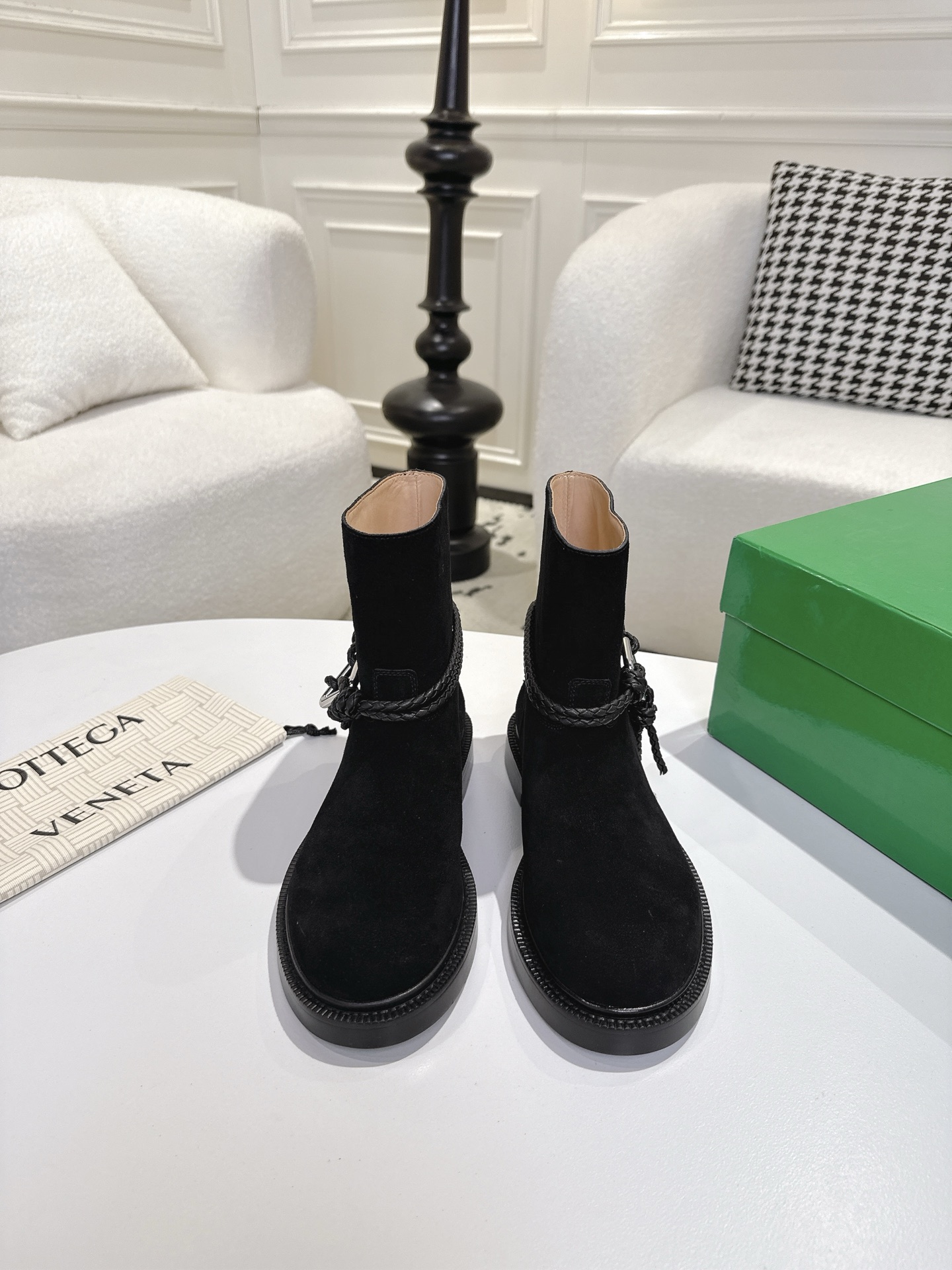 NO:681956,High mercerized cow suede BV women's James short boots family elements BOTTEGA VENET* benchmarking and versioning. The hardware is the same as the original version. Please compare with the official picture. BV slip-on knight boots. The hardware is the same. Use Spanish imported calfskin (can be compared in the market). Bangladesh water-dyed cowhide. Original one-to-one method. Same hardware. 11 knots. Original purchase and disassembly. Black high mercerized cow suede leather.  Another trend that is popular today is the ceiling. Versatile. The original and consistent Italian leather combination outsole (can be compared in the market). Designed with care. Never sloppy. Durable and comfortable. The upper material is made of the same calfskin as the original. The material is soft and smooth. Hand-stitched design. Sexy and comfortable. Hand-stitched technology. The lining of the foot pads is made of cowhide, which is comfortable and high-end. The nailed outsole is made of the original mold. The same genuine leather outsole is matched to the standard. The original packaging is used. The shoe bag is printed with a rubber logo process.  The most high-end in the market. Hot melt glue is used to shape the toe and heel. Easy to rebound and not deform. High-heeled series. Packing fabric technology. Italian computer sewing machine is used for upper threading. Fine workmanship. Original packaging is selected. 35 36 37 38 39 40 41 42 43 (40 41 42 43 customized), boots, bottega veneta, bottega  veneta,boots,cowhide,Leather soles19860909高丝光 牛反绒皮 BV 女士James 短靴 家族元素 BOTTEGA VENET*  对标对版 五金原版一致 请对比官图 BV一脚蹬 骑士靴 五金对版 一致 选用西班牙进口小牛皮（可市场对比） 孟加拉 水染 牛里皮 原版一比一做法 一致五金 11 绳结 原版购入拆解 黑色 高丝光牛反绒皮 当今流行的又一趋势 天花板啦 百搭 原版一致意大利真皮组合大底（可市场对比） 用心设计 绝不马虎 耐穿舒适 鞋面材质选用同原版的小牛皮 材质柔软顺滑 手工缝制 设计 性感舒适 手工缝制工艺 垫脚内里选用牛皮内里舒适高端 打钉大底选用原版开模 一致真皮大底  对标对版 选用原版包装 鞋子布袋采用印胶logo工艺 市场最高端 采用热熔胶定型鞋头 后跟 易回弹不变形 高跟系列 包面料工艺 鞋面车线选用意大利电脑针车 做工精细 选用原版包装  35 36 37 38 39 40 41 42 43 （40 41 42 43定制）,靴子,bottega veneta,bottega veneta,boots,cowhide,Leather soles,Women's Shoes