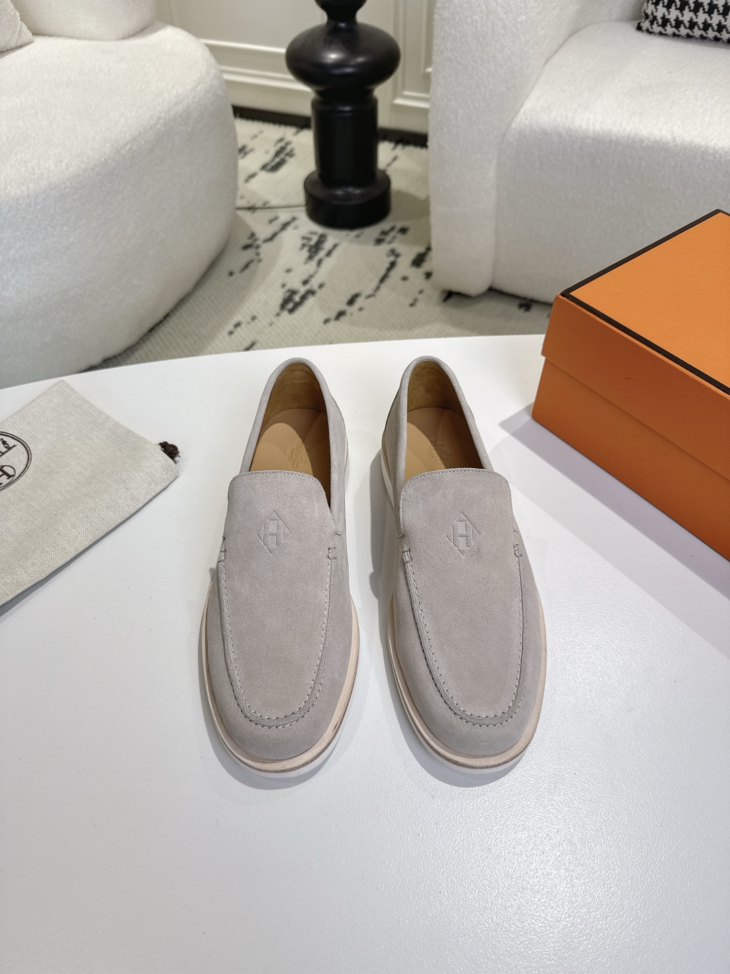 NO:681954,Hermes Julian Series Loafers for Couples This Julian series calfskin and suede goatskin lace-up free sneakers are decorated with iconic 'H' details. The design is simple and smooth, creating a fashionable urban look. Comfortable and versatile, H family classics are not outdated, and the delivery counter is exquisitely packaged. The material is original frosted cowhide. The lining is imported soft sheepskin. The sole is original molded sole. Size women's 35-42 (41.42 customization is non-returnable and non-exchangeable)  Male 39-46 (45.46 customized, non-refundable and non-exchangeable), loafers, hermes, hermes, loafers, sneakers, cowhide, sheepskin, chamois leather19860909Hermes 爱马仕Julian 系列 情侣款 乐福鞋  这款Julian系列小牛皮和麂皮山羊皮免系带运动鞋,饰有标志性“H”细节.设计简约流畅,打造时尚都市造型 舒适百搭 H家经典不过时 ,配送专柜精美包装 面料原版磨砂牛皮 内里进口柔软羊皮 鞋底原版开模鞋底 码数女35-42(41.42定制不退不换) 男39-46(45.46定制不退不换),乐福鞋,hermes,hermes,loafers,sneakers,cowhide,sheepskin,chamois leather,Women's Shoes