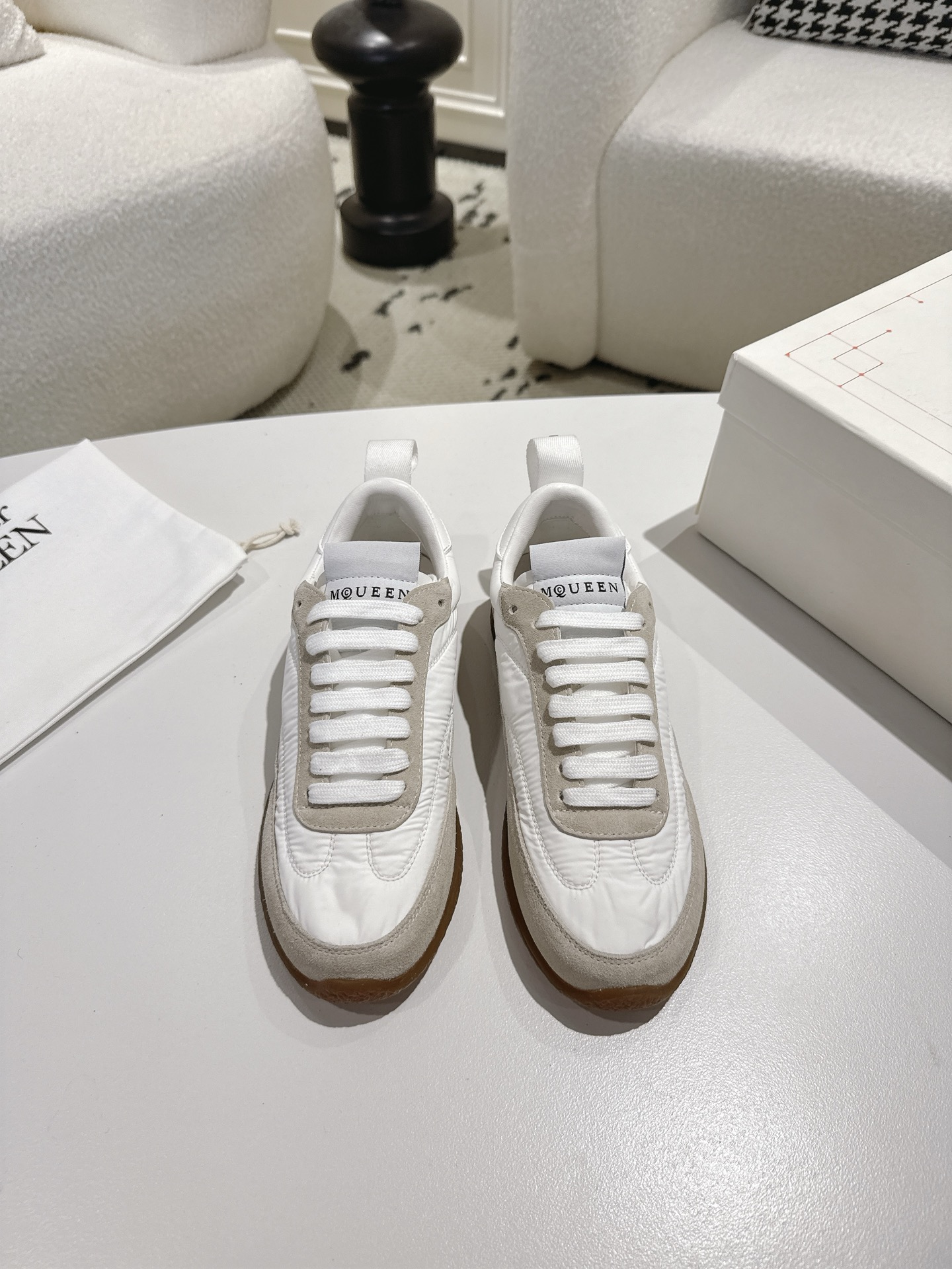 NO:705918,I would call this new pair of McQueen shoes in both men's and women's sizes 'the king of style for lazy people'. I was taken away by this new pair of McQueen shoes when I went to the store today!  The creamy white and light gray suede are too gentle. The shape of the shoe is a kind of retro Forrest Gump style. The upper part makes the foot slimmer without crowding the foot. The raw rubber sole is soft and soft. When I tried it on, I took two steps and I felt that I would not be tired after shopping all day!  The jeans I wore today happened to be of American cleanfit style. They should be worn with sweatpants when I go home. Even my mother said that these shoes look much more pleasing to the eye than the 'beautiful torture instruments' I bought before. The key is that these shoes are not bad on the street, and the small label on the tongue is low-key and decent. If you know McQueen, you can get it at a glance ~ I just asked the salesperson about the size and it has already begun to run out. If you like it, don't hesitate. This pair is a pair that you 'buy and want to wear every day'!  Fabric nubuck cloth, original lining, original sole, size 35-45 (please note male and female when ordering at 39.40.41, 45 is customized, non-returnable and non-exchangeable), casual shoes/sports shoes, alexander mcqueen, sneakers, jeans, chamois leather19860909女男码麦昆这双新鞋 我愿称之为“懒人穿搭王炸”今天逛店一眼被麦昆这双新鞋勾走魂了！奶白拼浅灰麂皮也太温柔了吧,鞋型是那种带点复古的阿甘款,上脚显脚瘦还不挤脚——生胶底软乎乎的,试穿的时候踩了两步,感觉逛一天街都不会累！ 搭我今天穿的牛仔裤刚好是美式cleanfit那味儿,回家配运动裤应该更慵懒,连我妈都说这鞋看着比我之前买的那些“漂亮刑具”顺眼多了.关键是这双不烂大街,鞋舌那小标低调又有面儿,懂麦昆的一眼就能get到～ 刚问了柜姐码数已经开始缺了,喜欢的姐妹真的别犹豫,这双属于“买了天天想穿”的款！ 面料磨砂布面 内里原版内里 鞋底原版鞋底 尺码35-45(39.40.41下单备注男女,45定制不退不换),休闲鞋/运动鞋,alexander mcqueen,sneakers,jeans,chamois leather,Women's Shoes