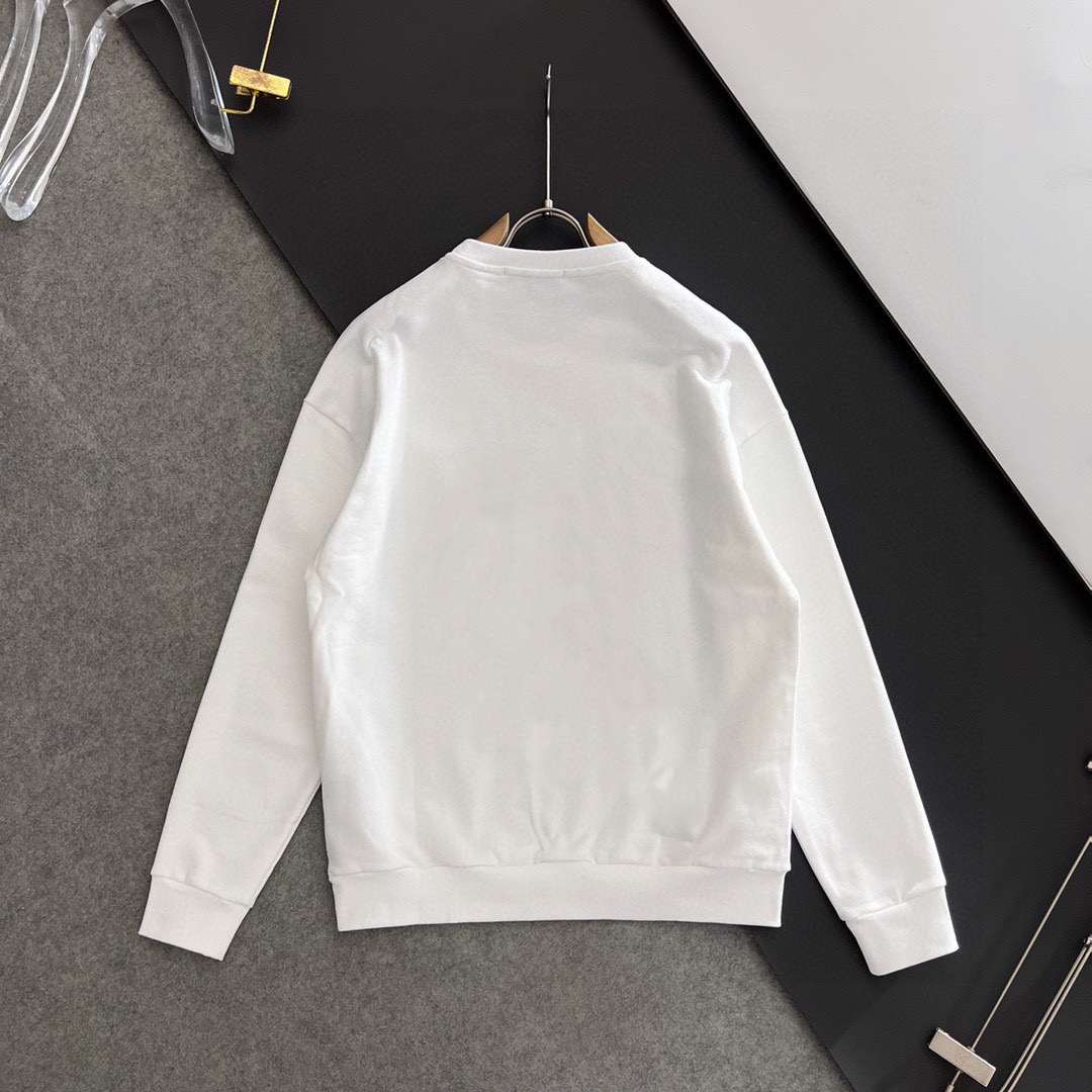 💰110  顶级版 ♠GUC♠龙洋专供   GUCCI  个性走秀款经典字母设计卫衣400克纯棉，三标齐全。黑色、白色
码数：XS、S、M、L