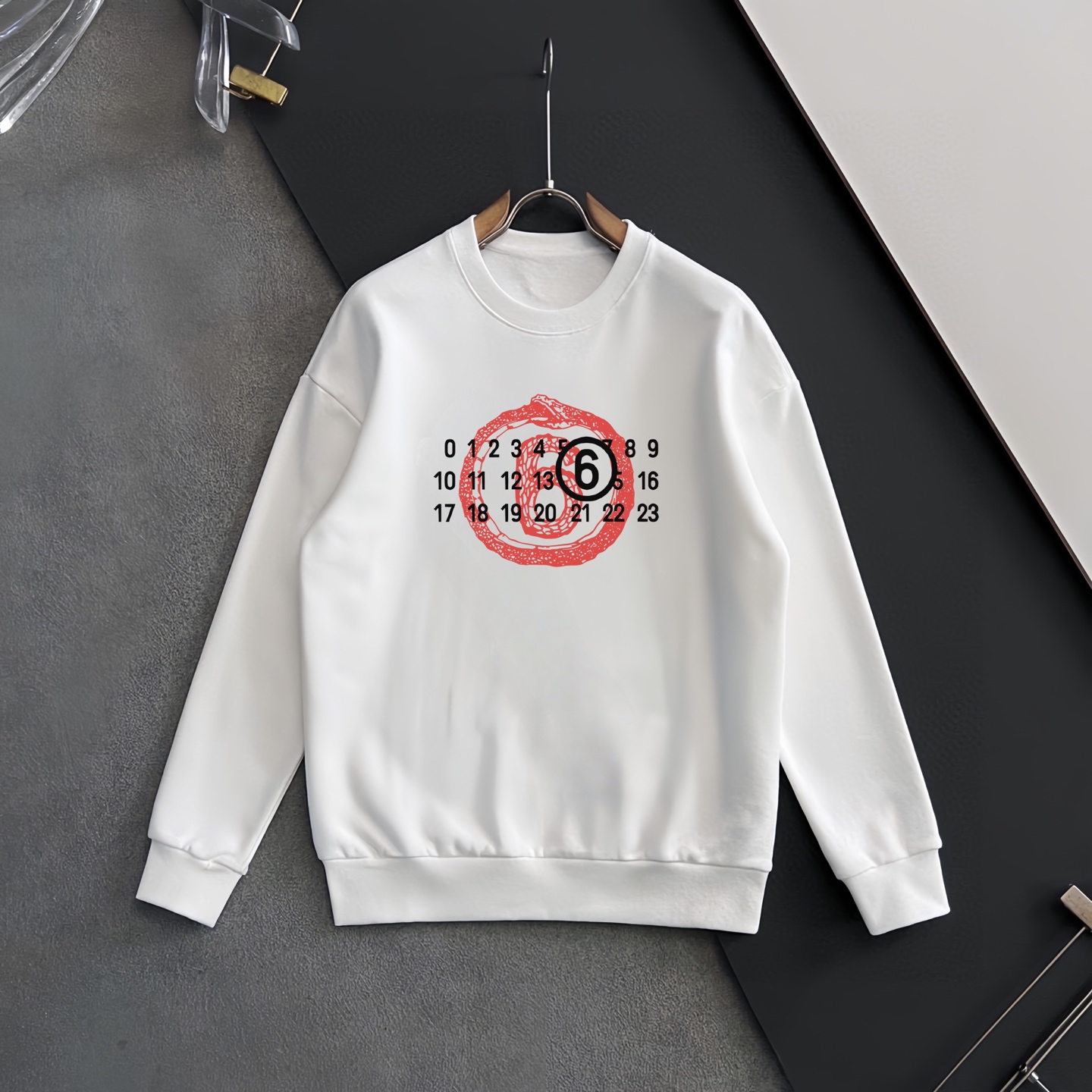 MM6 マジラ 個性派クラシックデザインの純綿スウェット