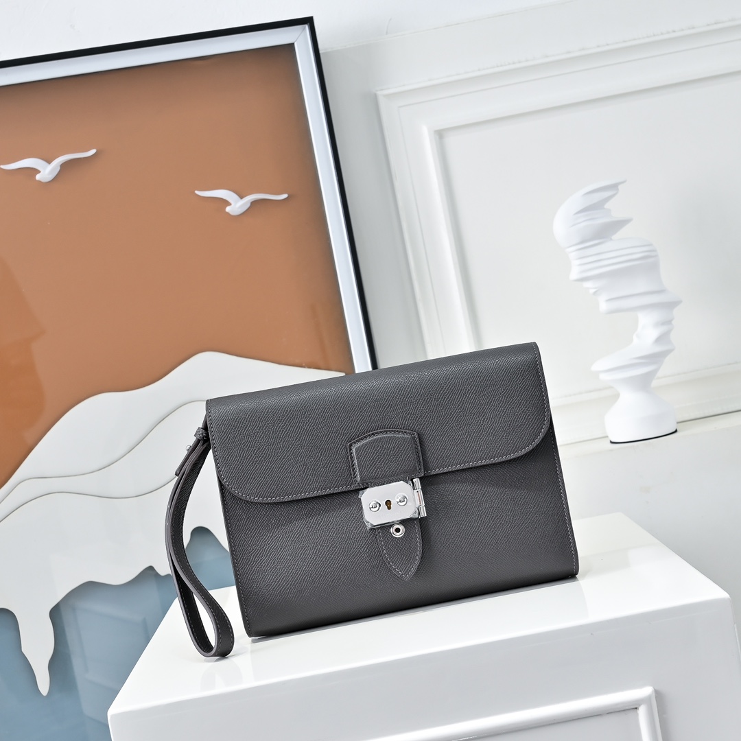 NO:698774,New men's bag Sac a Deeches messenger bag 21cm. Original imported Togo and Eson leather silver buckle selection. Same style for men and women. Counter synchronization. Handmade wax thread sewing. Pure steel hardware. Ready stock, Hermes, Hermes,19860909新品 男士包 Sac a Deeches 信差包 21cm 原厂进口Togo跟Eson皮银扣选择 男女同款 专柜同步 手工蜡线缝制 纯钢五金 现货,爱马仕,hermes,Hermes,,Bag