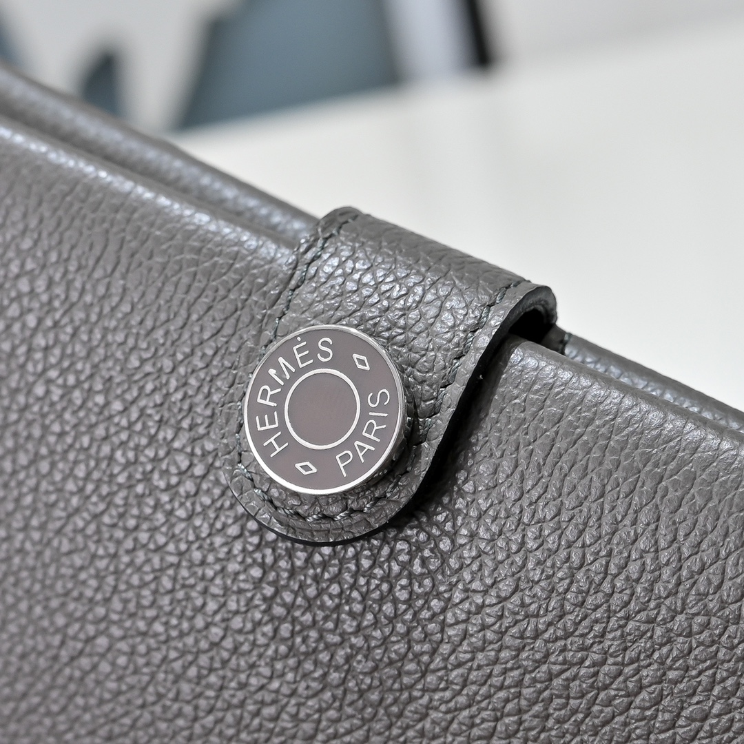 现货 新款
H家Porta passaporto R.M.S护照包
Evercolor小牛皮 珐琅扣
尺寸：13.5x9.5