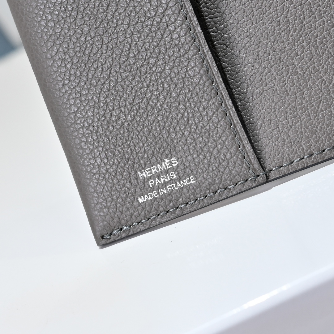 现货 新款
H家Porta passaporto R.M.S护照包
Evercolor小牛皮 珐琅扣
尺寸：13.5x9.5