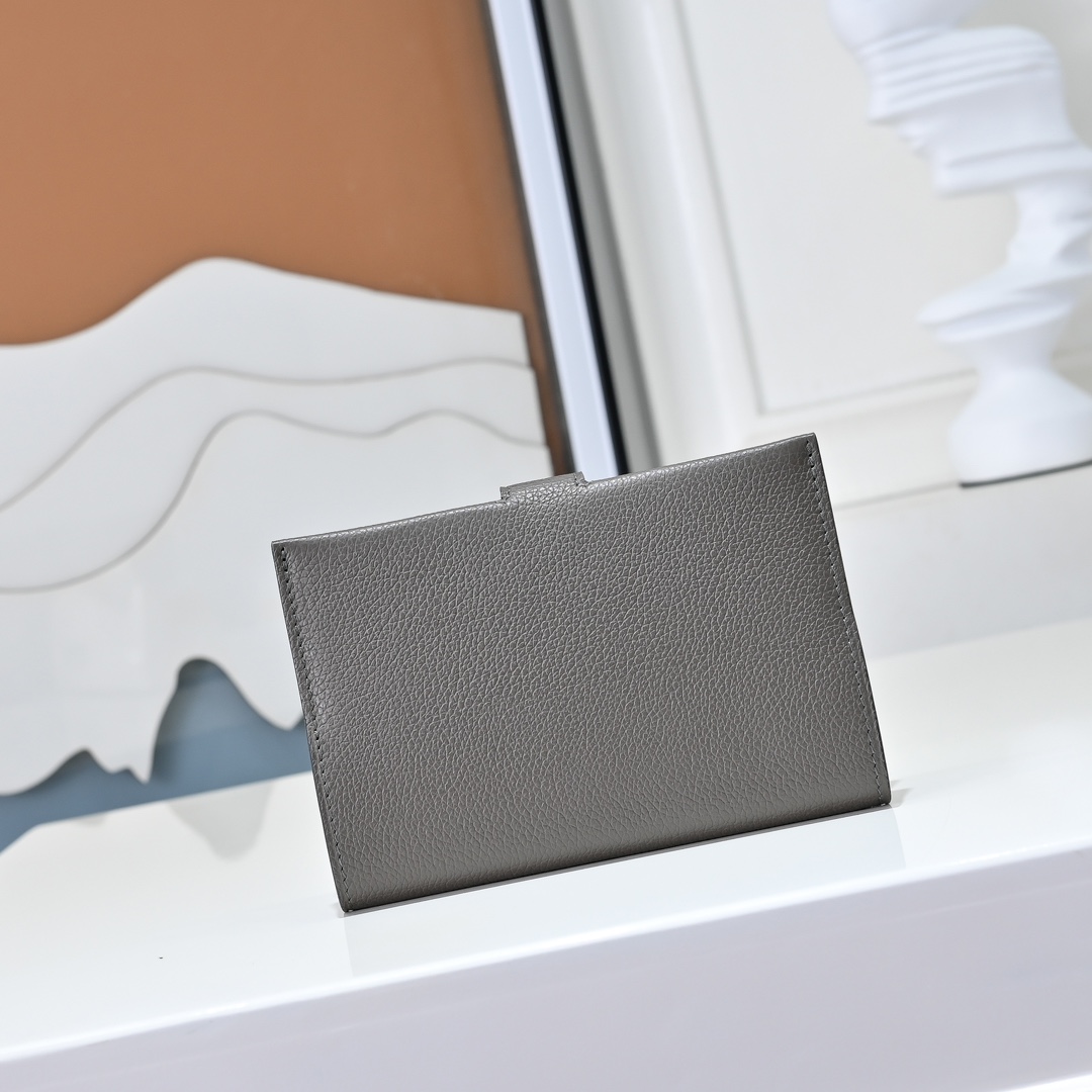 现货 新款
H家Porta passaporto R.M.S护照包
Evercolor小牛皮 珐琅扣
尺寸：13.5x9.5