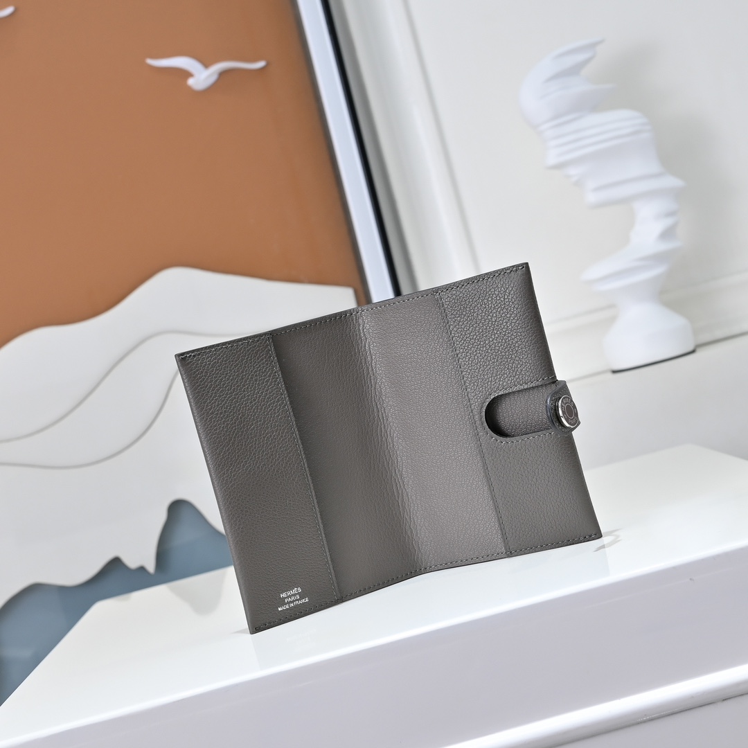 现货 新款
H家Porta passaporto R.M.S护照包
Evercolor小牛皮 珐琅扣
尺寸：13.5x9.5
