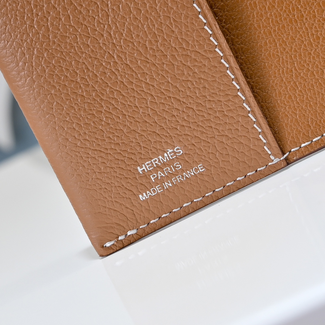 现货 新款
H家Porta passaporto R.M.S护照包
Evercolor小牛皮 珐琅扣
尺寸：13.5x9.5
