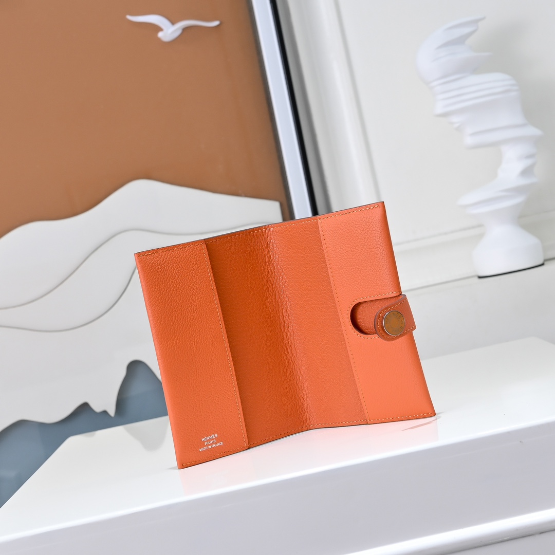 现货 新款
H家Porta passaporto R.M.S护照包
Evercolor小牛皮 珐琅扣
尺寸：13.5x9.5