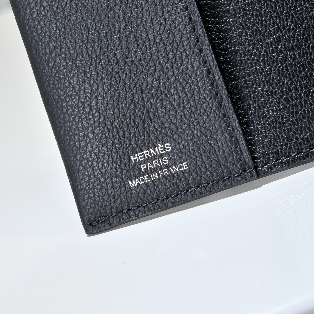 现货 新款
H家Porta passaporto R.M.S护照包
Evercolor小牛皮 珐琅扣
尺寸：13.5x9.5