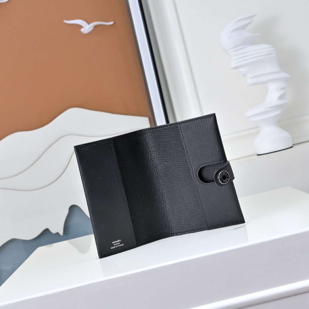 现货 新款
H家Porta passaporto R.M.S护照包
Evercolor小牛皮 珐琅扣
尺寸：13.5x9.5
