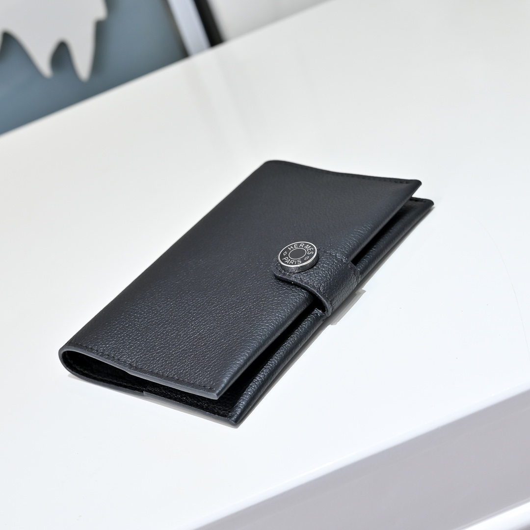 现货 新款
H家Porta passaporto R.M.S护照包
Evercolor小牛皮 珐琅扣
尺寸：13.5x9.5