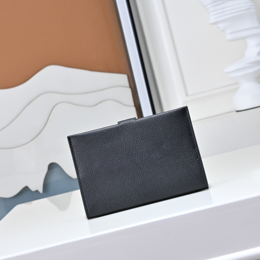 现货 新款
H家Porta passaporto R.M.S护照包
Evercolor小牛皮 珐琅扣
尺寸：13.5x9.5