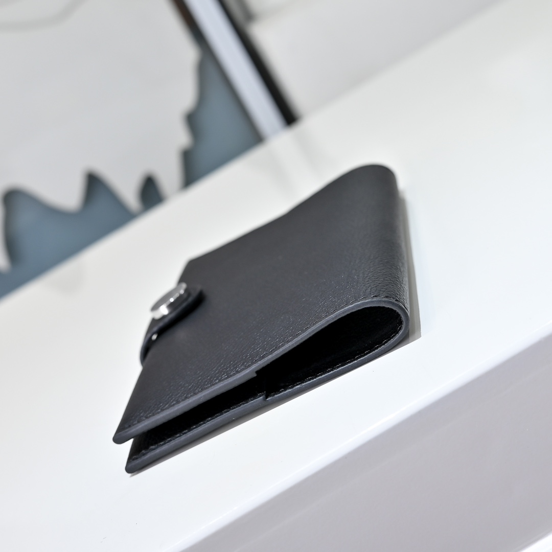 现货 新款
H家Porta passaporto R.M.S护照包
Evercolor小牛皮 珐琅扣
尺寸：13.5x9.5