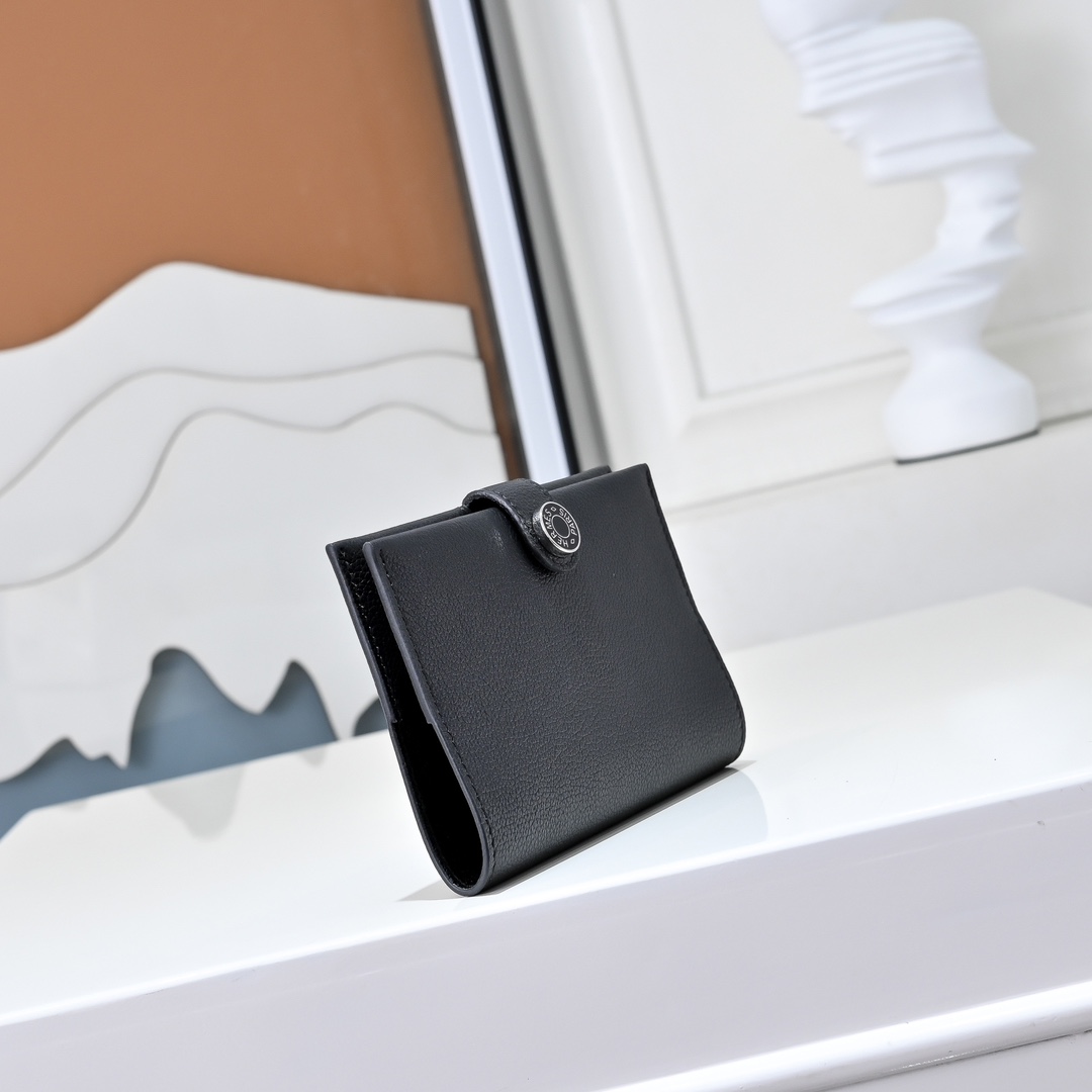现货 新款
H家Porta passaporto R.M.S护照包
Evercolor小牛皮 珐琅扣
尺寸：13.5x9.5